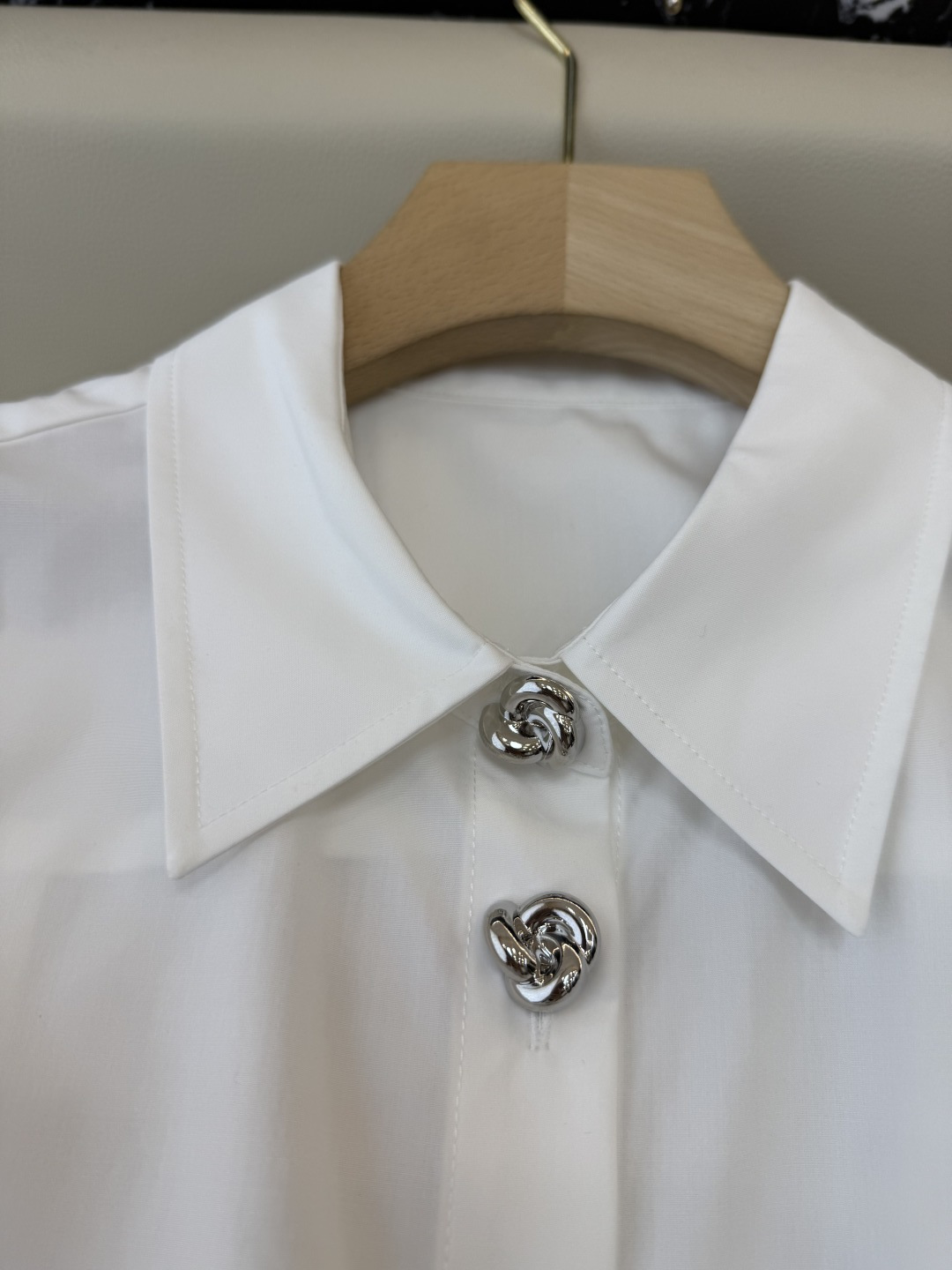 BS1049#新款衬衫。 花朵金属扣 长袖衬衫 白色 SMLXL