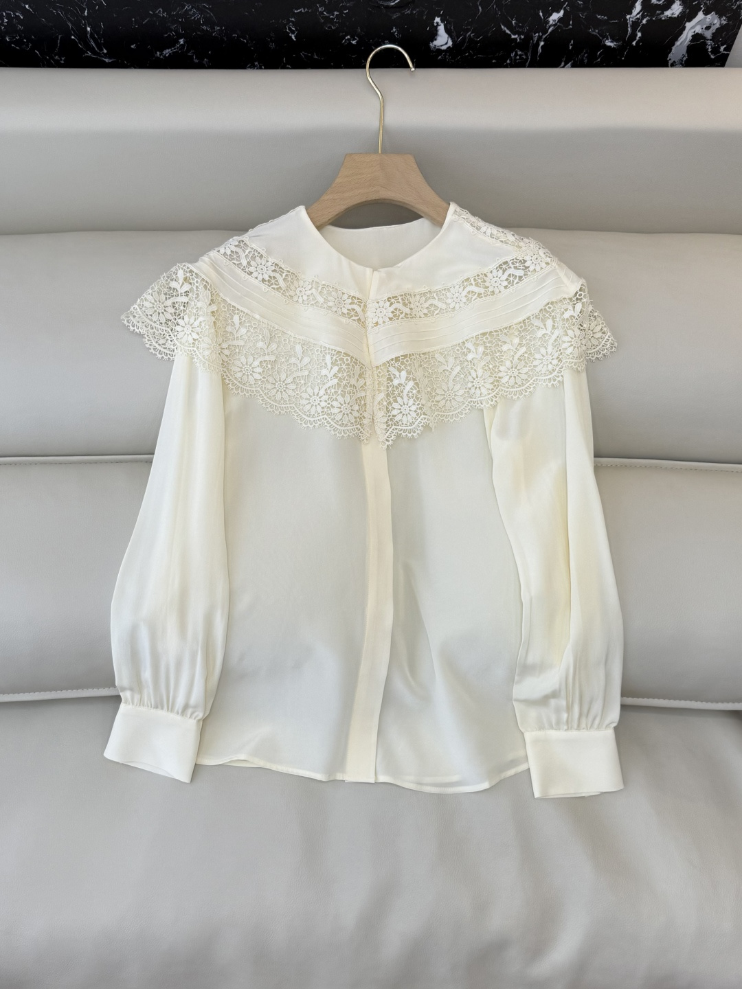 NO:655443,BS1032# New Shirt Chloe Silk Lace Long Sleeve Beige Shirt SMLXL,,chloe,loewe,shirts,real silk,alexander wang19860909BS1032#新款衬衫 Chloe 真丝 蕾丝花边长袖米杏色衬衫 SMLXL,,chloe,loewe,shirts,real silk,alexander wang,Women's clothing