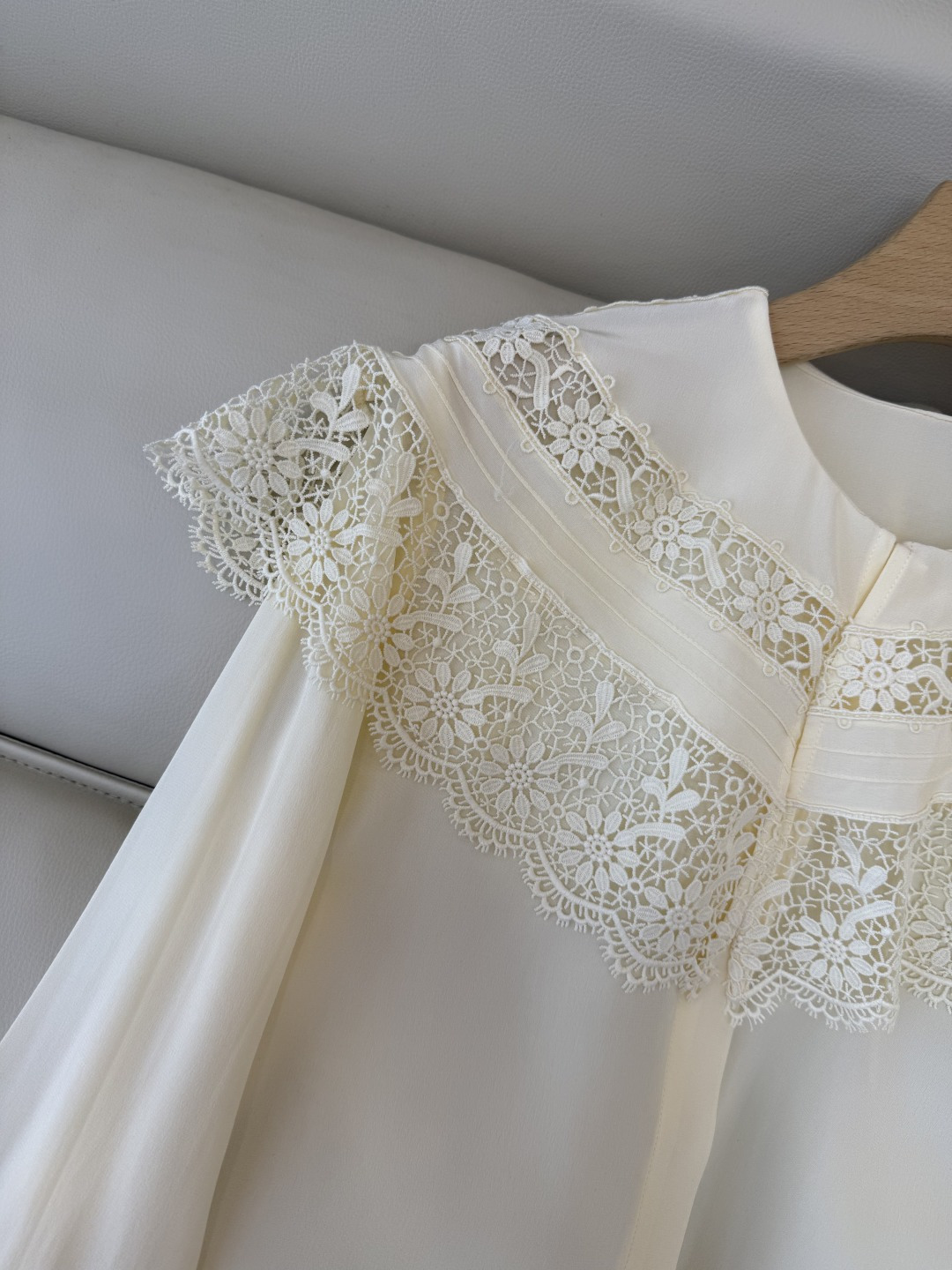 BS1032#新款衬衫💕Chloe 100% 真丝 蕾丝花边长袖米杏色衬衫 SMLXL