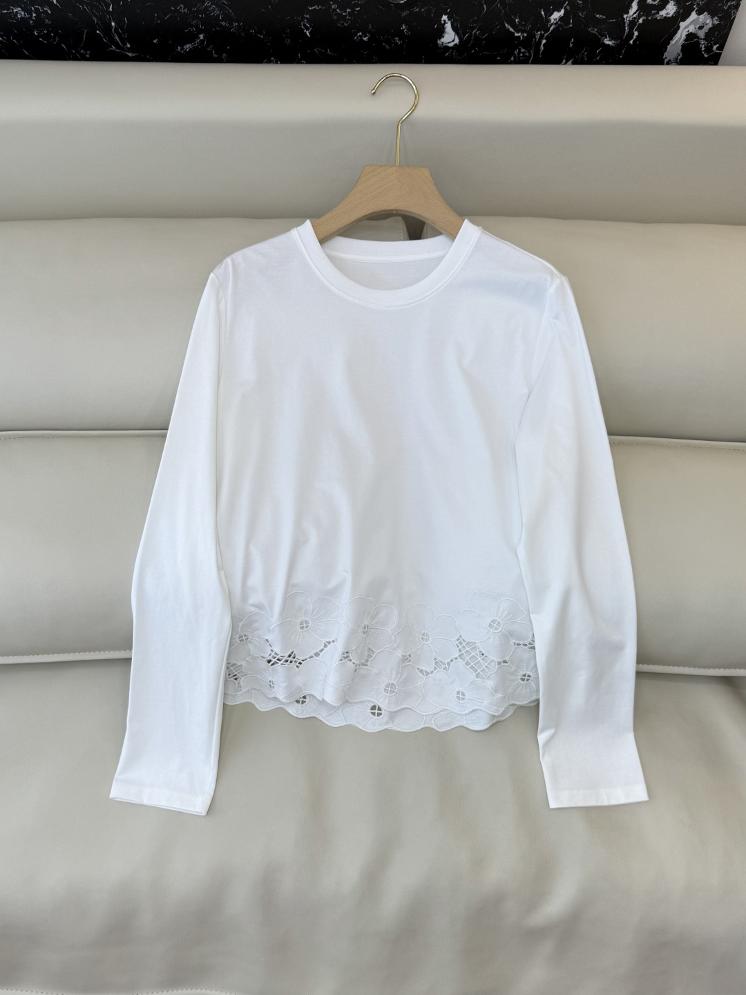 NO:655458,BS1035# new top, hollow embroidered hem, solid color long-sleeved T-shirt, black white, SMLXL,,tees,t-shirt,alexander wang19860909BS1035#新款上衣 下摆镂空绣花 纯色长袖T恤 黑色 白色 SMLXL,,tees，t-shirt,alexander wang,Women's clothing