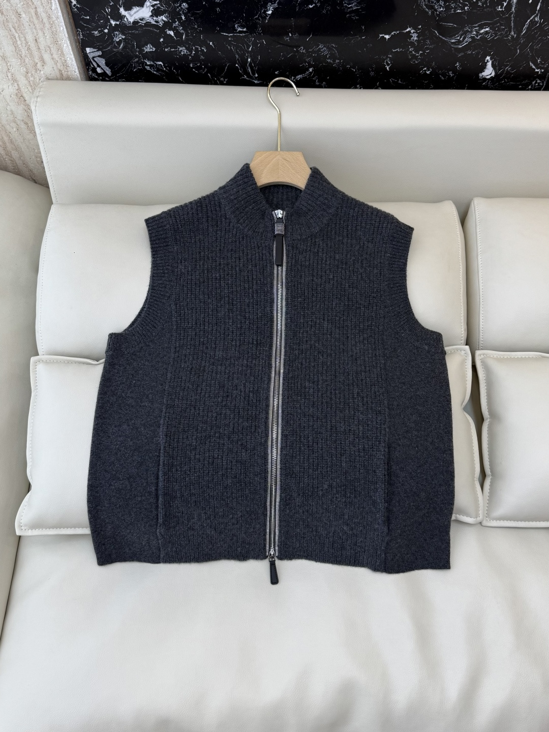 NO:657097,DM005# new sweater BC heavy chain decoration cashmere vest jacket dark gray brown white ML,,jackets & coats,sweaters,alexander wang19860909DM005#新款毛衣 BC 重工链条装饰 山羊绒 马甲外套 深灰色 棕色 白色 ML,,jackets & coats,sweaters,alexander wang,Women's clothing