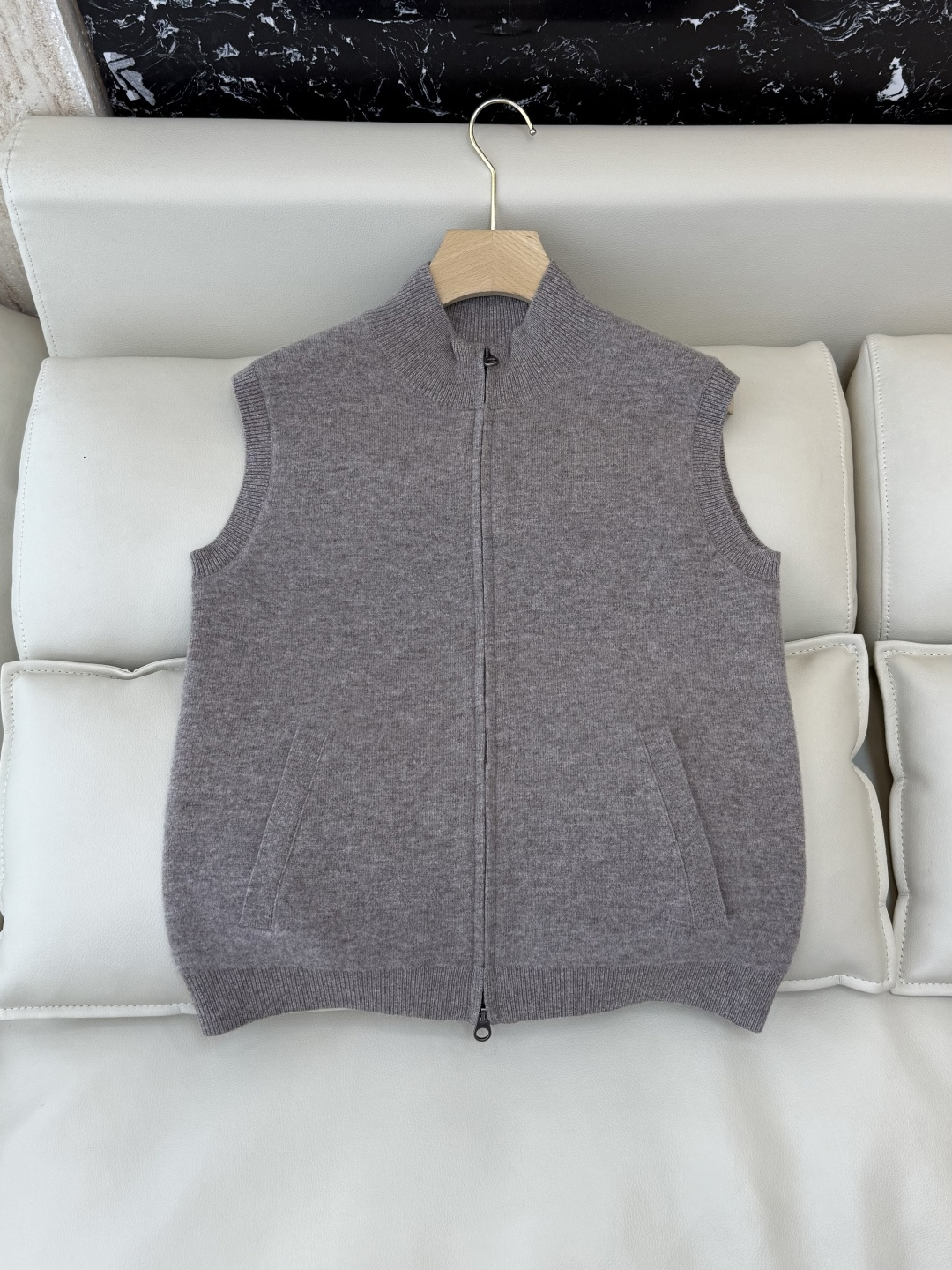 NO:657067,DM003# new sweater P LP contrasting color design cashmere vest jacket white khaki brown ML,,loro piana,jackets & coats,sweaters,alexander wang19860909DM003#新款毛衣P LP 撞色设计 山羊绒 马甲外套 白色 卡其色 咖啡色 ML,,loro piana,jackets & coats,sweaters,alexander wang,Women's clothing