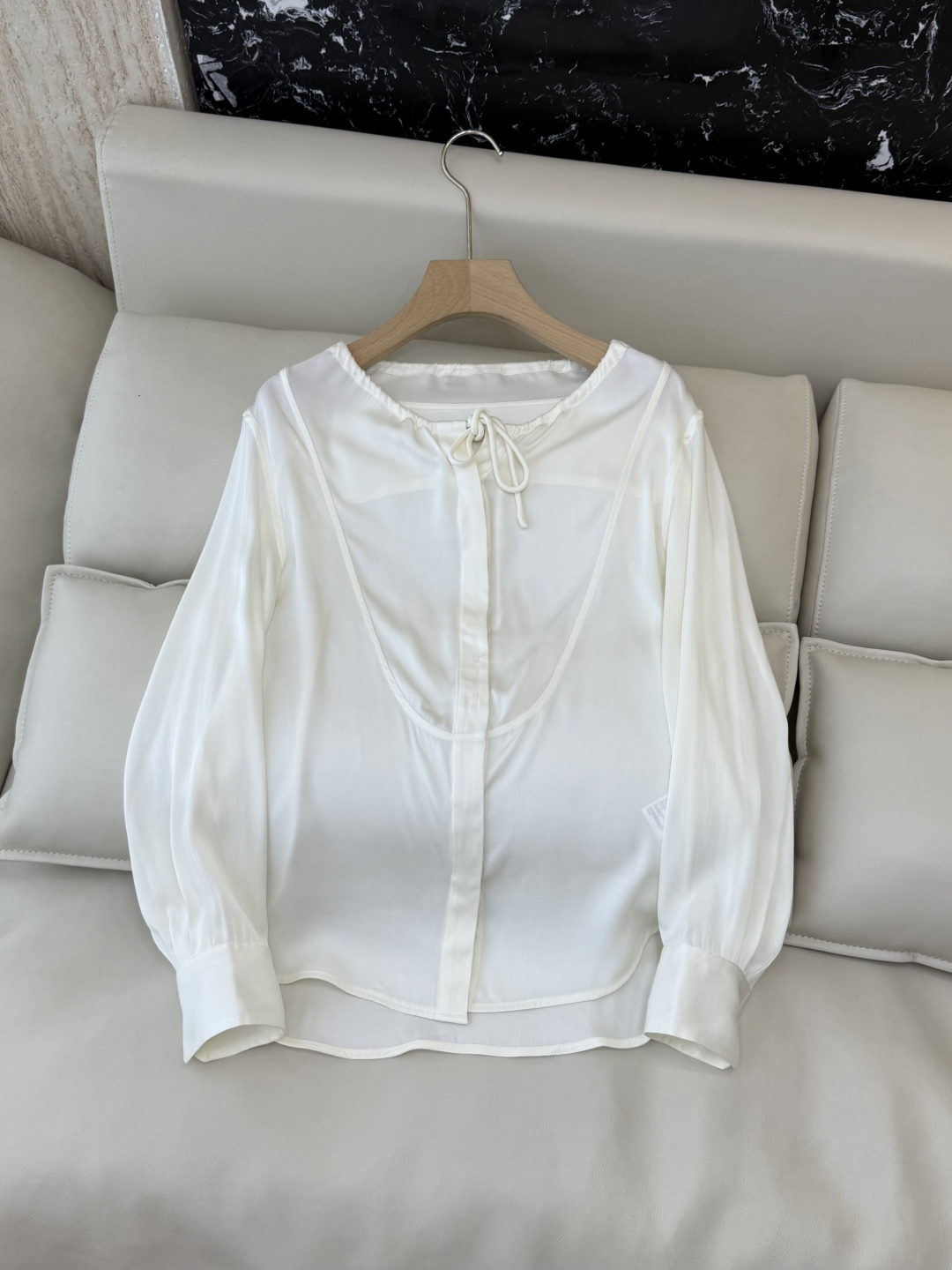 NO:657010,QG7971# new shirt Loewe top version silk mulberry silk long-sleeved shirt white navy 36-42,,loewe,shirts,real silk,alexander wang19860909QG7971#新款衬衫 Loewe 顶级版 真丝桑蚕丝 长袖衬衫 白色 藏青 36-42,,loewe,shirts,real silk,alexander wang,Women's clothing