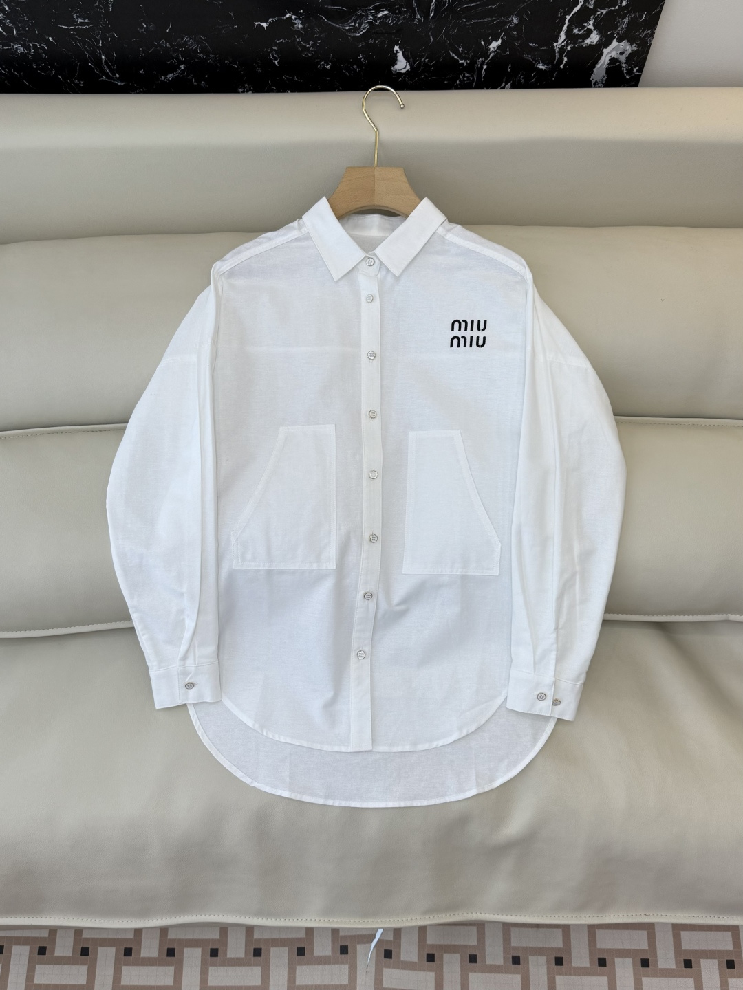 NO:658000,CY071# New shirt P miu home embroidered logo long cotton shirt white SML,,miumiu,shirts,alexander wang19860909CY071#新款衬衫P miu 家 绣logo 长款纯棉衬衫 白色 SML,,miumiu,shirts,alexander wang,Women's clothing