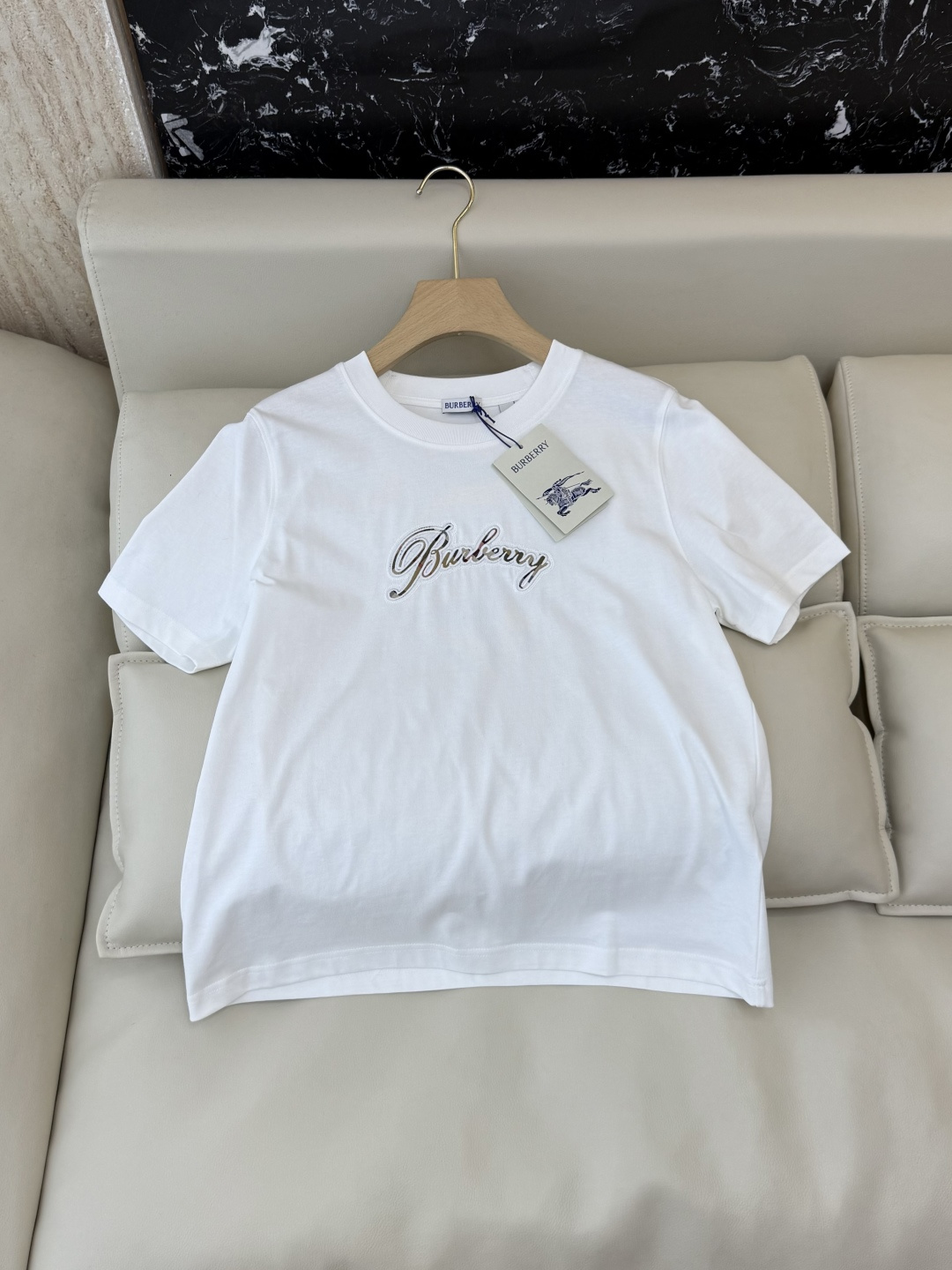 NO:657076,QG0134#New T-shirt Bur printed letter logo short-sleeved T-shirt four colors SML,,burberry,T-shirt,tees,t-shirt,alexander wang19860909QG0134#新款T恤 Bur 印花字母logo 短袖T恤 四色 SML,,burberry,T-shirt,tees，t-shirt,alexander wang,Women's clothing