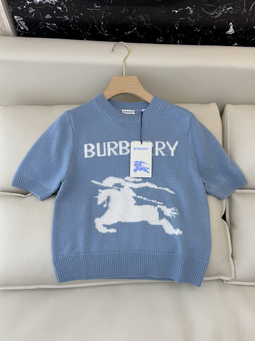 NO:657048,QG0133# New Sweater Bur Letter War Horse Logo Short Sleeve Sweater Blue White SML,,burberry,sweaters,T-shirt,alexander wang19860909QG0133#新款毛衣 Bur 字母战马logo 短袖 毛衣 蓝色 白色 SML,,burberry,sweaters,T-shirt,alexander wang,Women's clothing