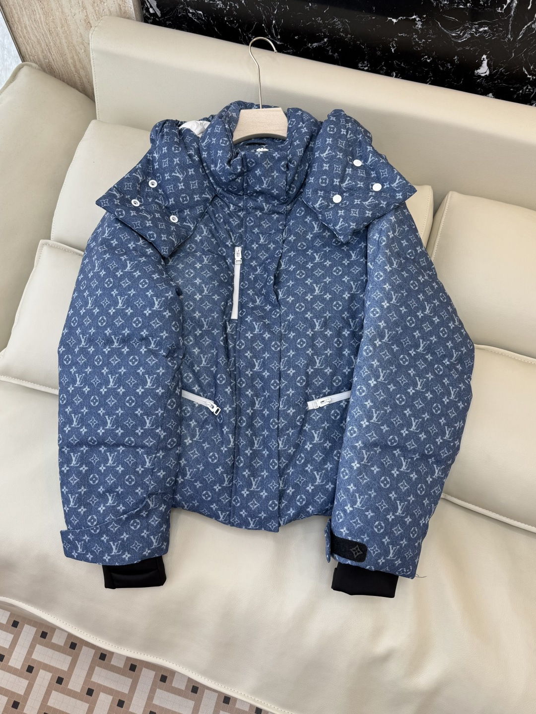 NO:638922,WHL024# New down jacket L V top version Presbyopia logo printing down jacket black blue 36/38/40/42, Louis Vuitton-clothing, louis vuitton, down jacket, alexander wang19860909WHL024#新款羽绒服 L V 顶级版 老花logo印花 羽绒服黑色 蓝色 36/38/40/42,路易威登-服装,louis vuitton,down jacket,alexander wang,Women's clothing