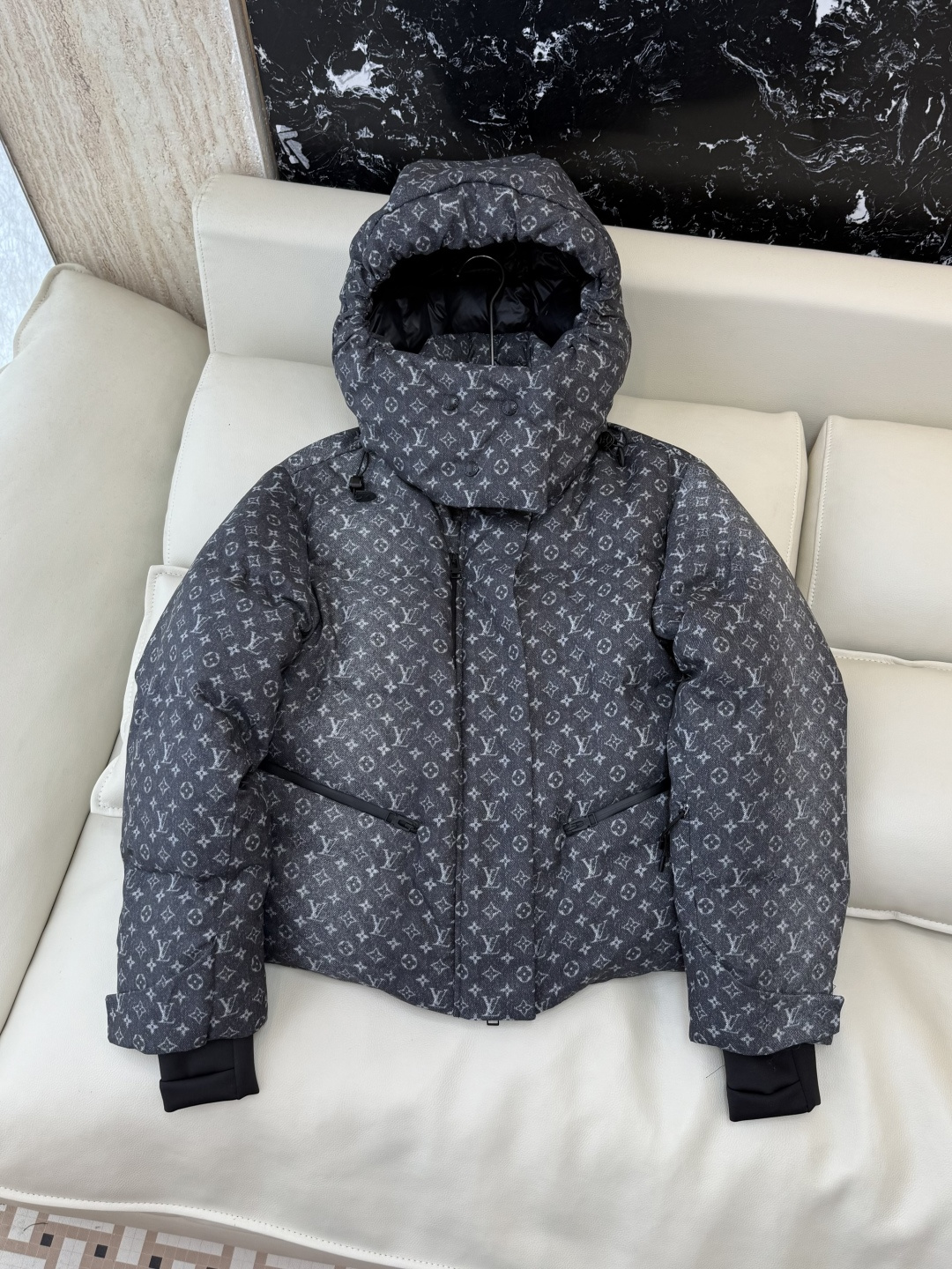 NO:658556,With dust bag WHL024# new down jacket L V top version presbyopia logo printing down jacket black blue 36/38/40/42,,down jacket,alexander wang19860909配防尘袋WHL024#新款羽绒服 L V 顶级版 老花logo印花 羽绒服黑色 蓝色 36/38/40/42,,down jacket,alexander wang,Women's clothing