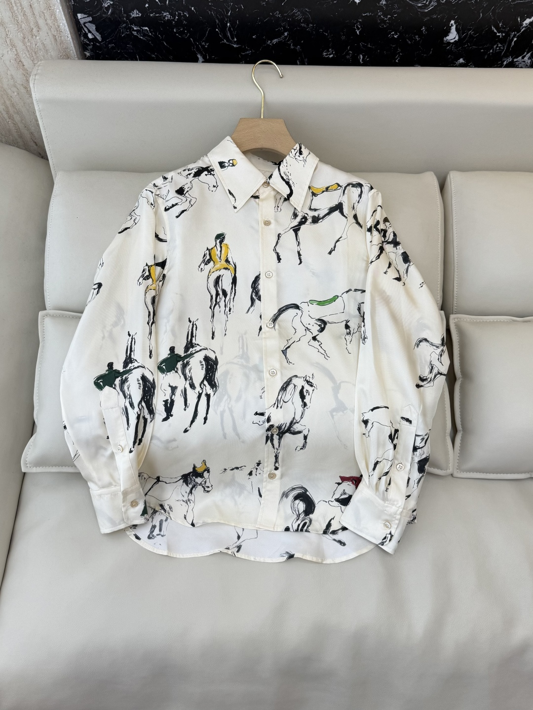 NO:665372,QD7902# new shirt P LP top version ink printed horse picture long-sleeved shirt off-white 36-42,,loro piana,shirts, 19860909QD7902#新款衬衫P LP 顶级版 水墨印花马图 长袖衬衫 米白色 36-42,,loro piana,shirts, ,Women's clothing