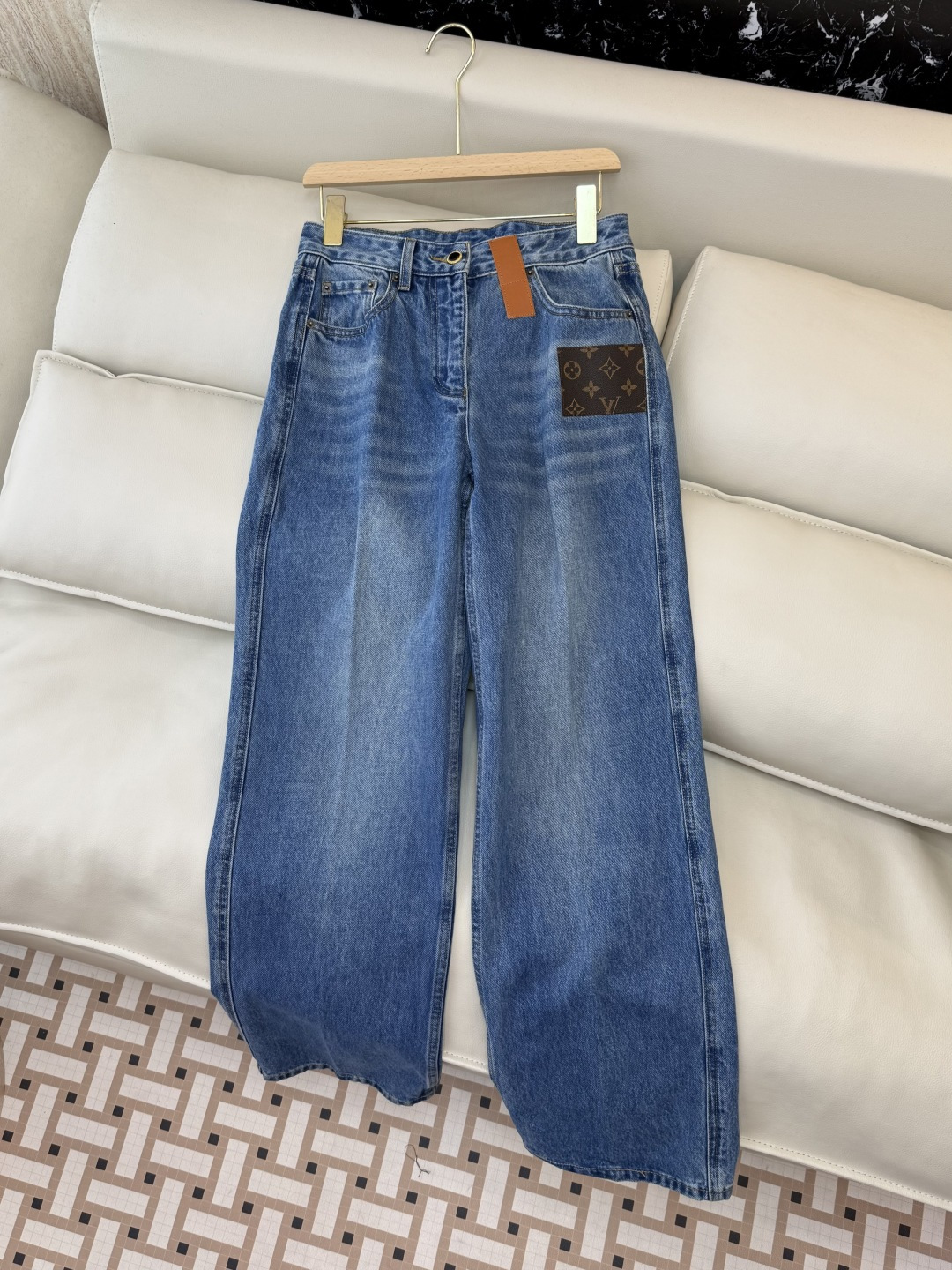 NO:667590,MA011# New Jeans P LV Presbyopia Logo Leather Label Washed Denim Cotton Jeans Blue 25-30,,louis vuitton,jeans, 19860909MA011#新款牛仔裤P LV 老花logo皮标 水洗牛仔棉牛仔裤 蓝色 25-30,,louis vuitton,jeans, ,Women's clothing