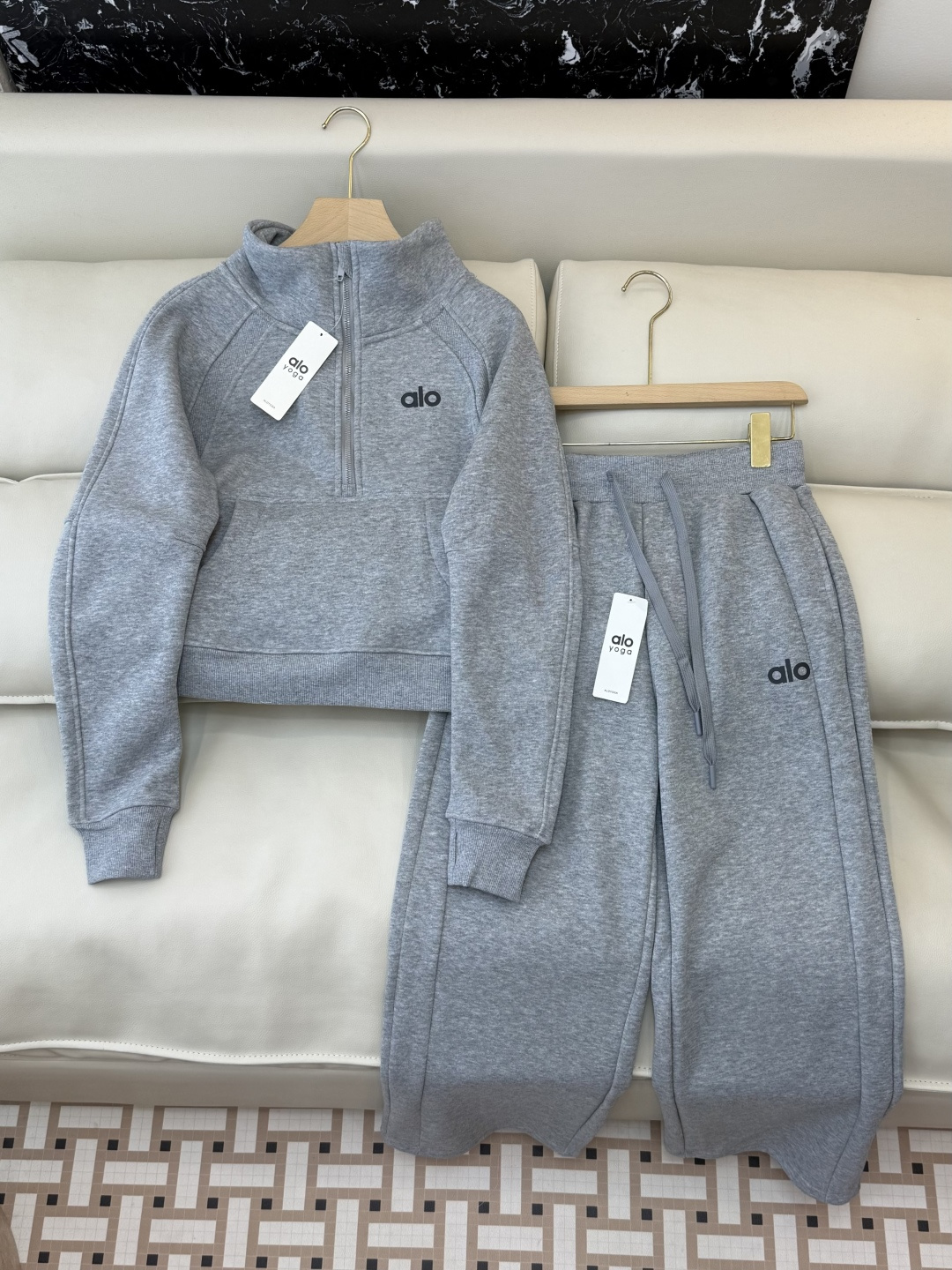 新款套装💕Alo 加绒卫衣➕长裤套装 黑色 灰色 米色 粉色 SMLXL