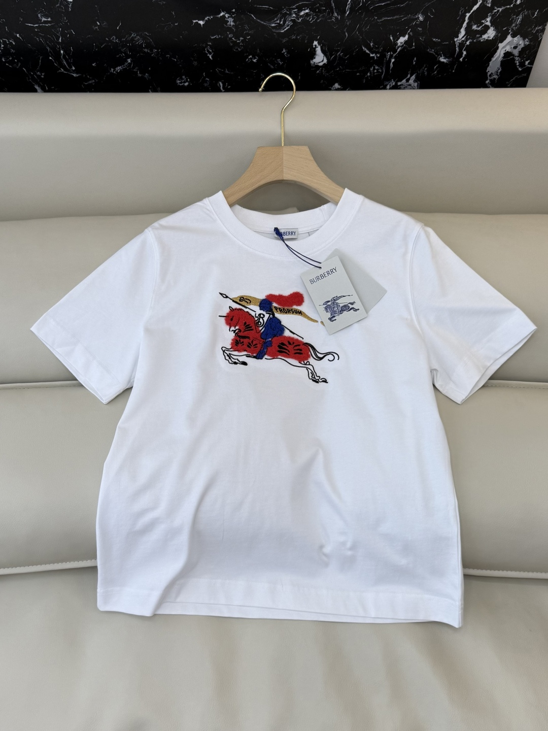 NO:684444,QG0135# New T-shirt P Bur embroidered pony logo short-sleeved T-shirt white red SML,,burberry,T-shirt,tees,t-shirt,19860909QG0135#新款T恤P Bur 刺绣小马 logo 短袖T恤 白色 红色 SML,,burberry,T-shirt,tees，t-shirt,,Women's clothing