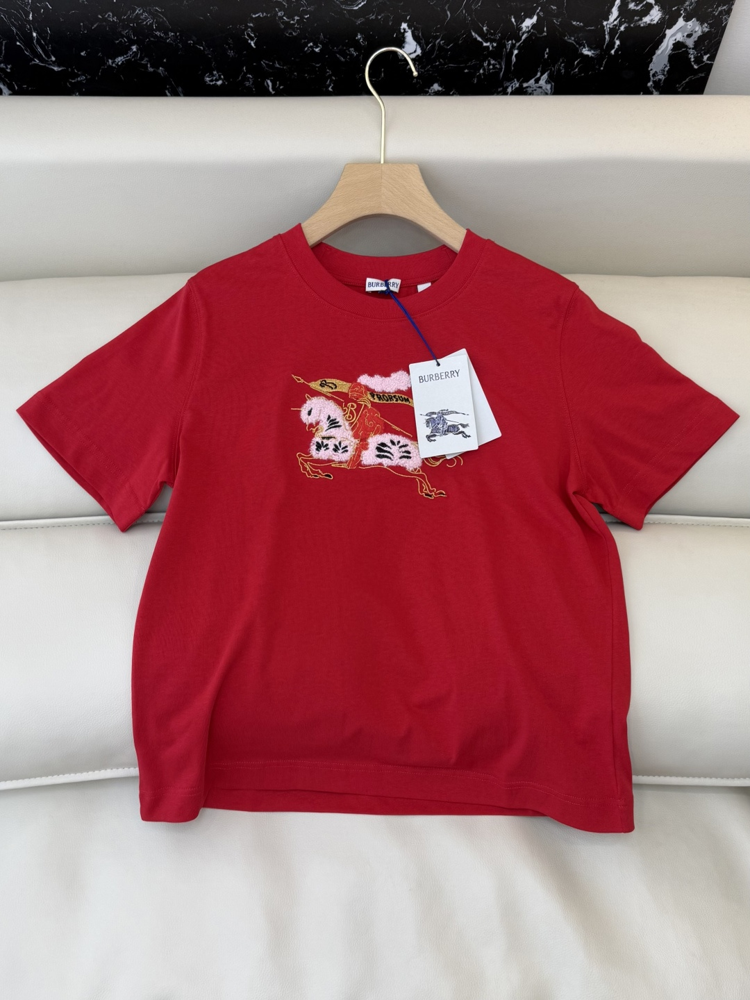NO:684454,QG0135#New T-shirt Bur embroidered pony logo short-sleeved T-shirt white red SML,,burberry,T-shirt,tees,t-shirt,19860909QG0135#新款T恤 Bur 刺绣小马 logo 短袖T恤 白色 红色 SML,,burberry,T-shirt,tees，t-shirt,,Women's clothing