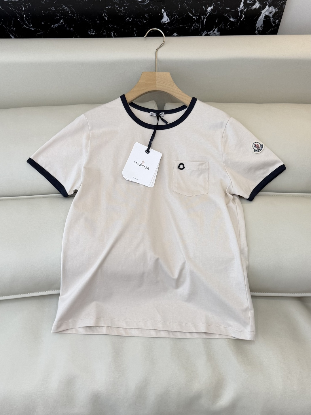 NO:684437,QG0136# New T-shirt P moncler embroidered logo short-sleeved T-shirt beige navy blue SML,,T-shirt,tees,t-shirt,19860909QG0136#新款T恤P moncler 绣标logo 短袖T恤 米色 藏青色 SML,,T-shirt,tees，t-shirt,,Women's clothing