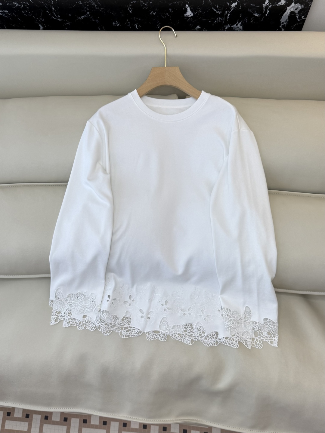 NO:686346,BS1060# new top zimm lace positioning hollow embroidery long-sleeved bottoming top white black SMLXL,,19860909BS1060#新款上衣 zimm 蕾丝定位镂空绣花长袖打底上衣 白色 黑色 SMLXL,,,Women's clothing