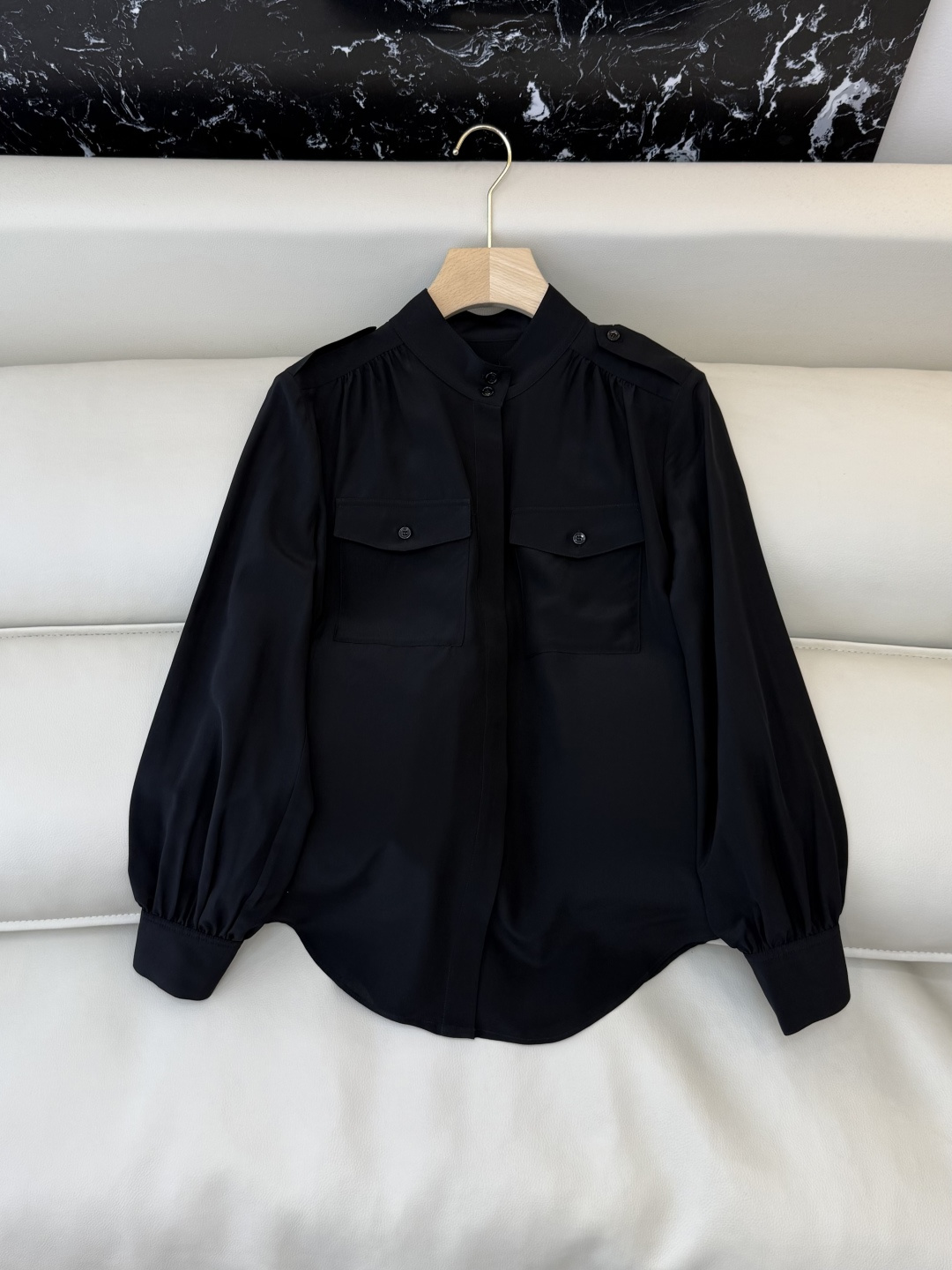 NO:686352,BS1061# new shirt minimalist style silk solid color long-sleeved shirt black white SMLXL,,shirts,real silk,19860909BS1061#新款衬衫 极简风 真丝纯色 长袖衬衫 黑色 白色 SMLXL,,shirts,real silk,,Women's clothing