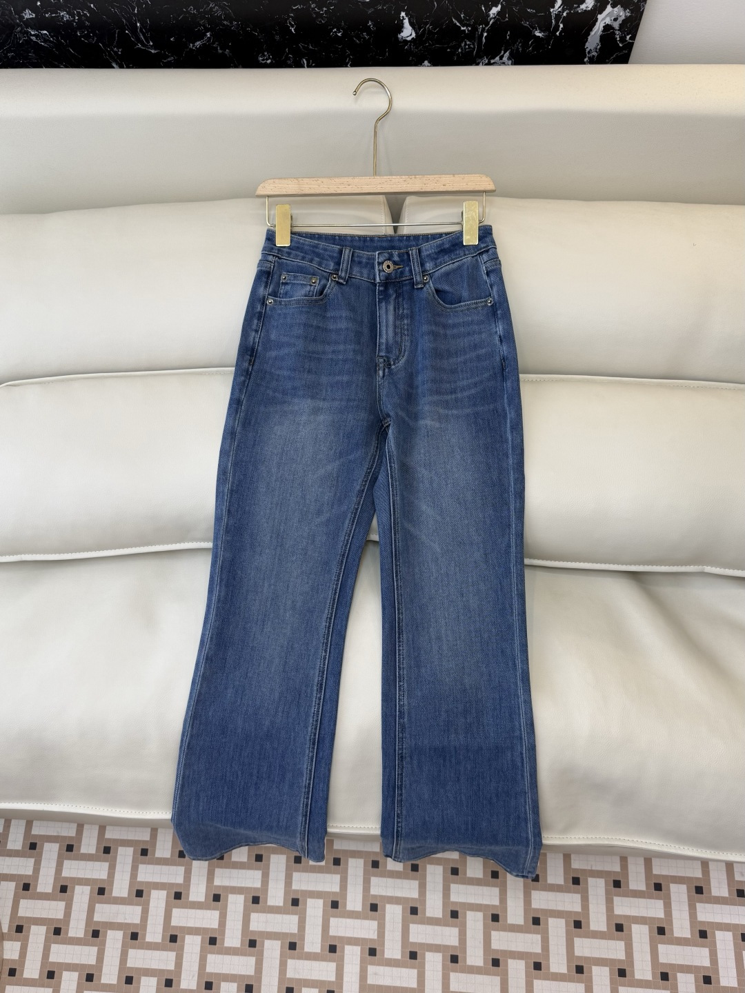 NO:694037,CX0175# new jeans P loewe logo embroidered denim cotton slim jeans dark blue light blue 26-30 yards,,loewe,jeans,19860909CX0175#新款牛仔裤P loewe logo绣花牛仔棉显瘦牛仔裤 深蓝色 浅蓝色 26-30码,,loewe,jeans,,Women's clothing