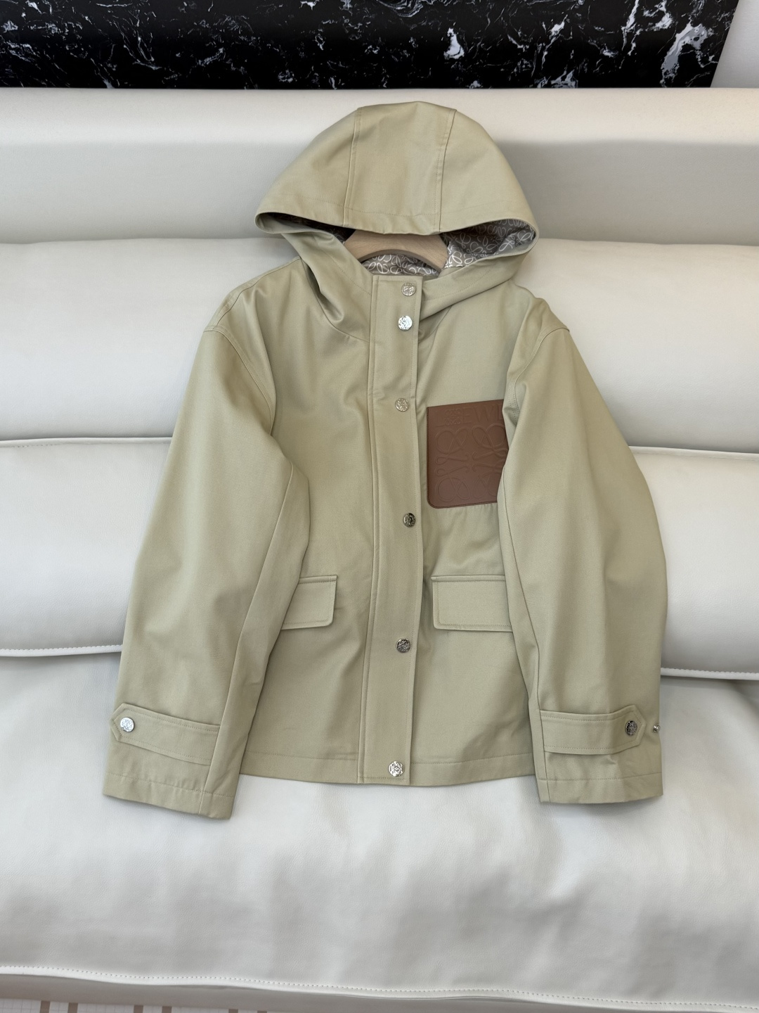 NO:694020,CX0173# New coat Loewe leather logo lining hooded short coat khaki SML,,loewe,jackets & coats,hats,19860909CX0173#新款外套 Loewe 拼皮 logo内里 带帽短外套 卡其色 SML,,loewe,jackets & coats,hats,,Women's clothing