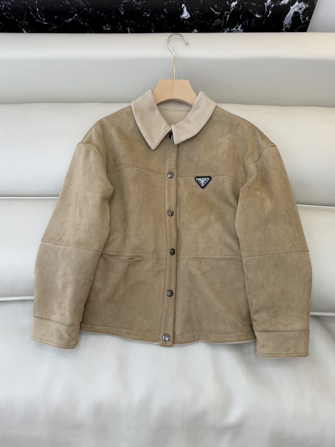 NO:694015,CX0174#New coat P Prada triangle logo suede short coat khaki SML,,prada,jackets & coats,chamois leather,19860909CX0174#新款外套P Prada 三角标 麂皮绒 短外套 卡其色 SML,,prada,jackets & coats,chamois leather,,Women's clothing