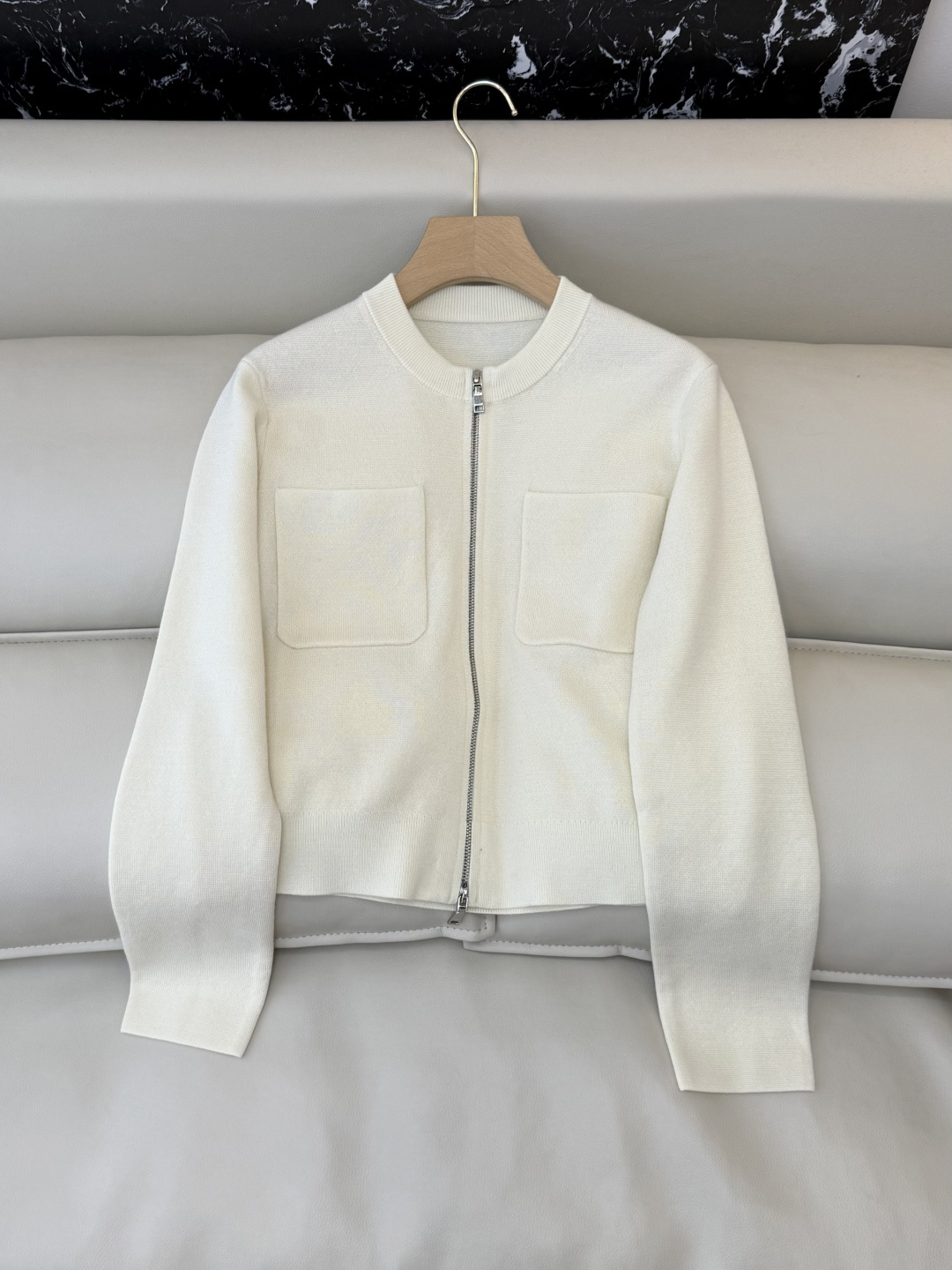 NO:694073,DM007# New Jacket H Home Hermès Long Sleeve Merino Wool Long Sleeve Jacket Beige Black M L,,hermes,jackets & coats,19860909DM007#新款外套 H家 爱马仕 长袖美丽诺羊毛长袖外套 米白色 黑色 M L,,hermes,jackets & coats,,Women's clothing