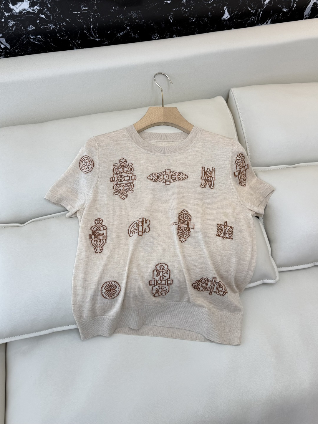 NO:695932,H32602# New sweater P H Hermes 15 wool embroidered pattern short-sleeved sweater black beige SMLXL,,hermes,sweaters,T-shirt,19860909H32602#新款毛衣P H爱马仕 15 羊毛 绣花图案 短袖毛衣 黑色 米色SMLXL,,hermes,sweaters,T-shirt,,Women's clothing
