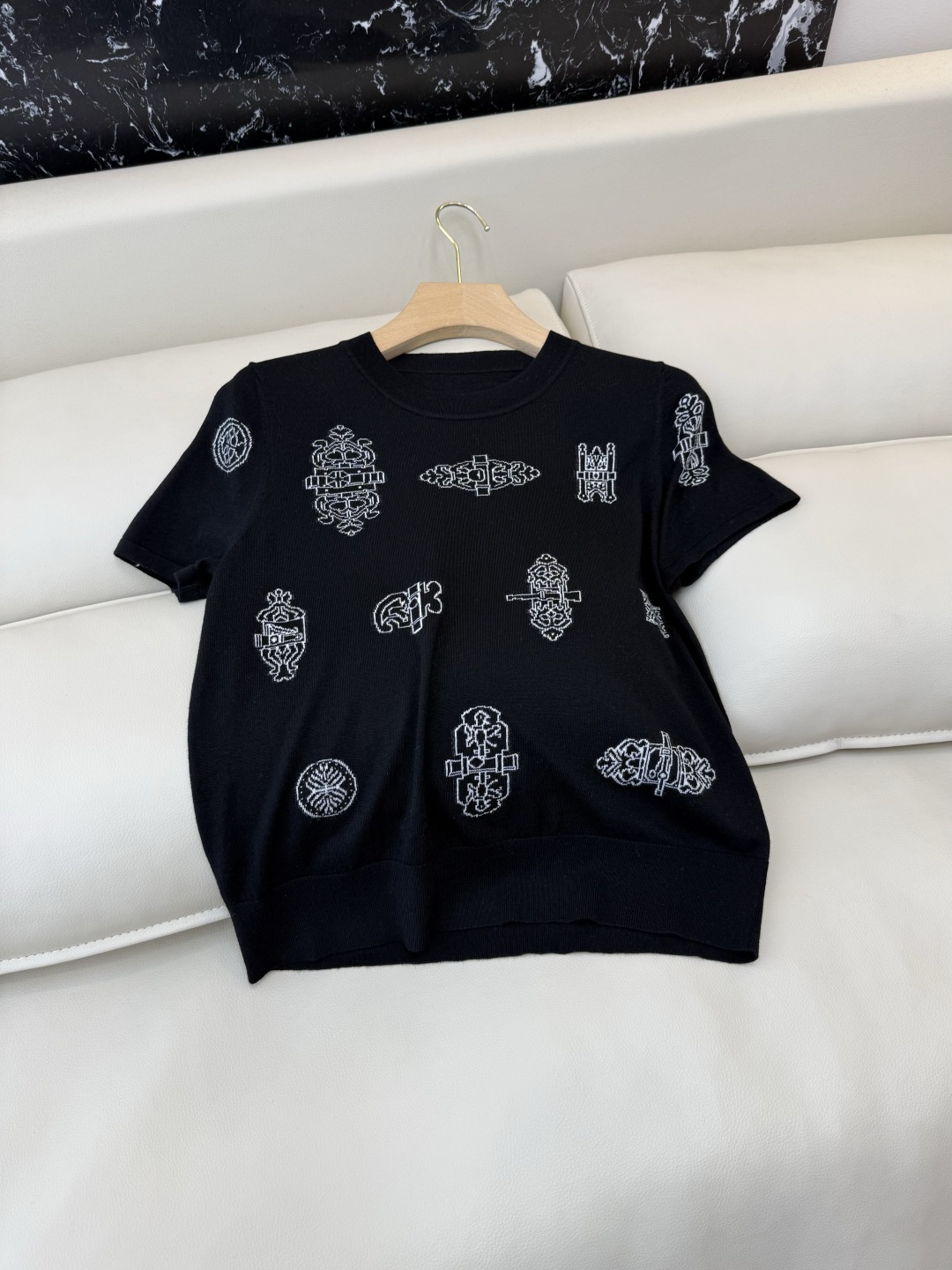 NO:695944,H32602# New sweater P H Hermes 15 wool embroidered pattern short-sleeved sweater black beige SMLXL,,hermes,sweaters,T-shirt,19860909H32602#新款毛衣P H爱马仕 15 羊毛 绣花图案 短袖毛衣 黑色 米色SMLXL,,hermes,sweaters,T-shirt,,Women's clothing