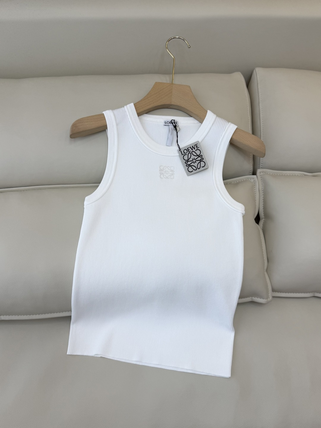 NO:709934,QG0146# New T-shirt Loewe top version knitted stretch sleeveless vest T-shirt white black coffee SML,,loewe,tees,t-shirt,19860909QG0146#新款T恤 Loewe 顶级版针织弹力无袖背心T恤 白色 黑色 咖色 SML,,loewe,tees，t-shirt,,Women's clothing