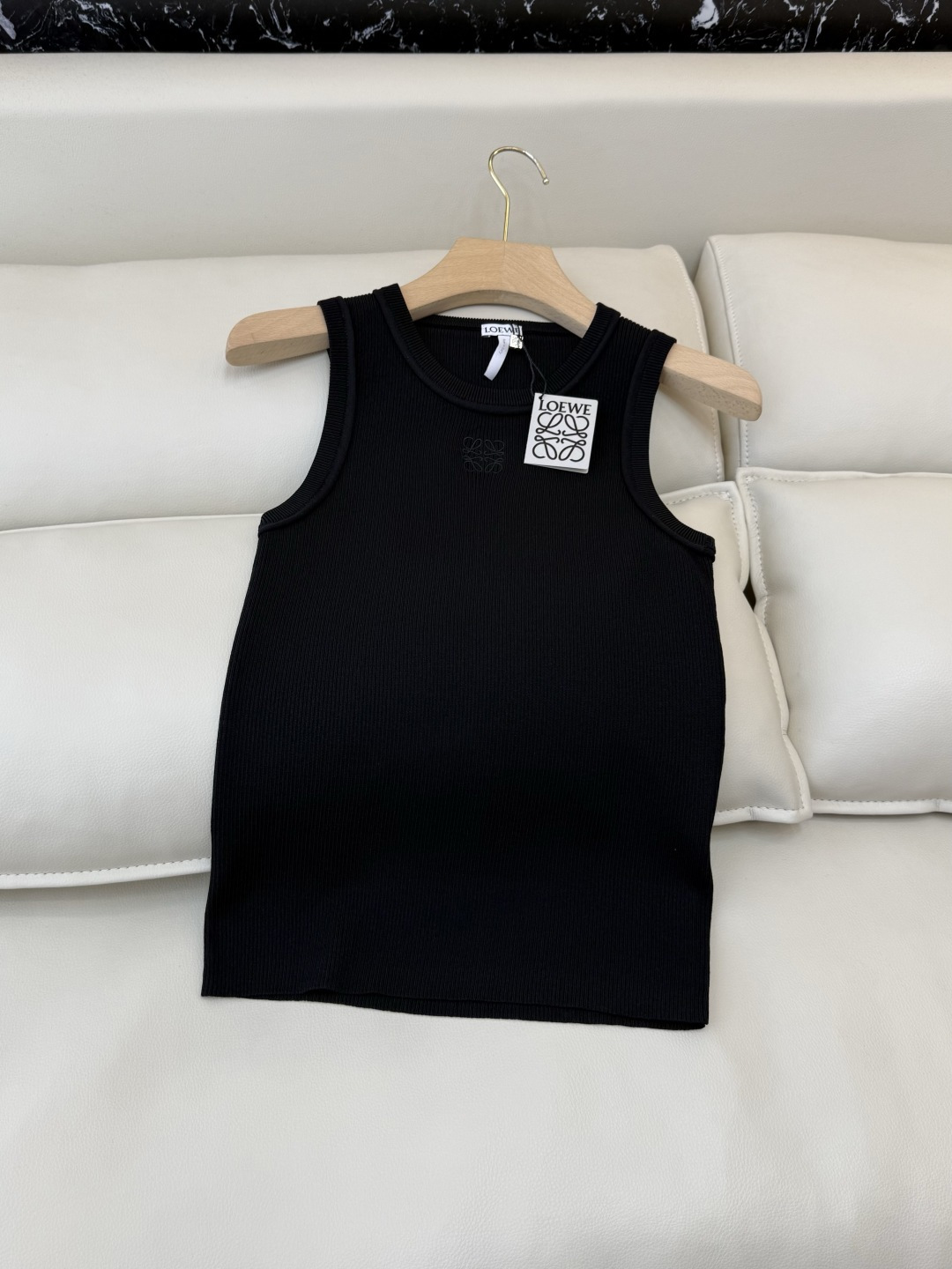 NO:709937,QG0146# New T-shirt P Loewe top version knitted stretch sleeveless vest T-shirt white black coffee SML,,loewe,tees,t-shirt,19860909QG0146#新款T恤P Loewe 顶级版针织弹力无袖背心T恤 白色 黑色 咖色 SML,,loewe,tees，t-shirt,,Women's clothing