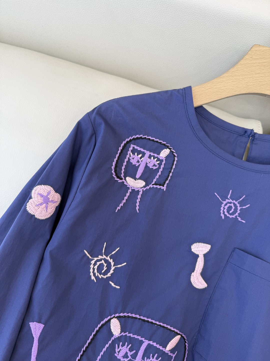 ES008#新款上衣💕卡通人物造型 刺绣上衣 两色 SML