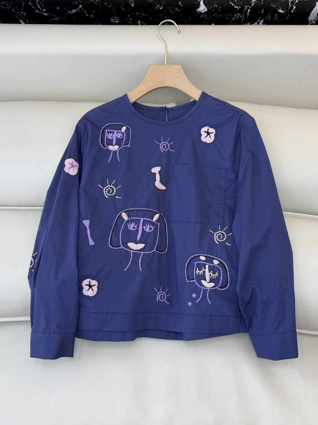 NO:715940,ES008# New top, cartoon character style embroidered top, two colors SML,,19860909ES008#新款上衣 卡通人物造型 刺绣上衣 两色 SML,,,Women's clothing