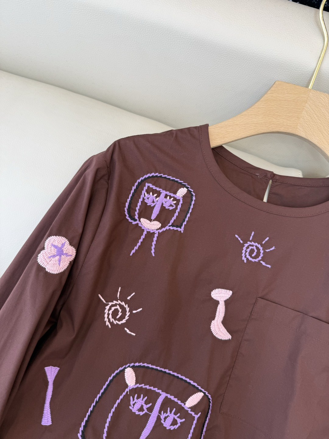 ES008#新款上衣💕卡通人物造型 刺绣上衣 两色 SML