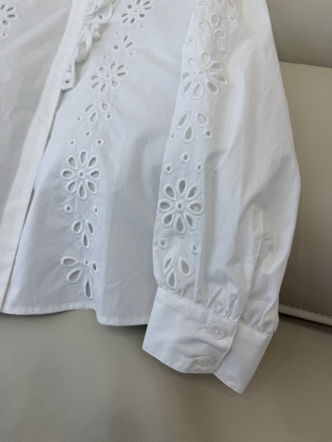 ES010#新款上衣💕ES 镂空绣花立体长袖衬衫 三色 SML