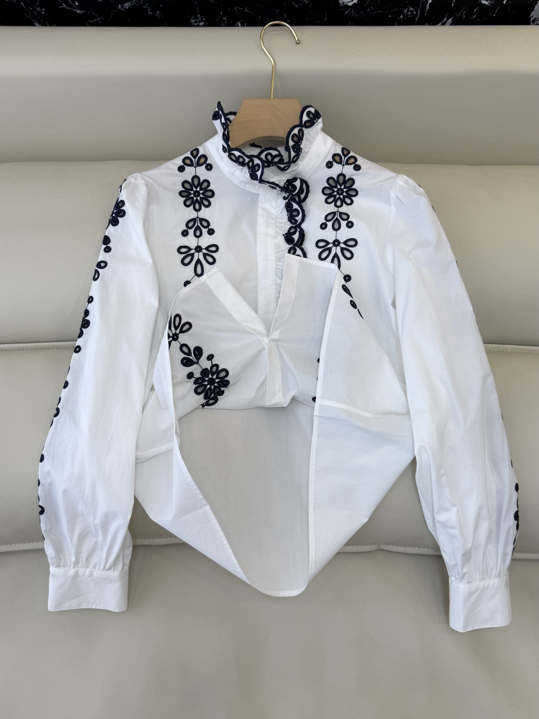 ES010#新款上衣💕ES 镂空绣花立体长袖衬衫 三色 SML