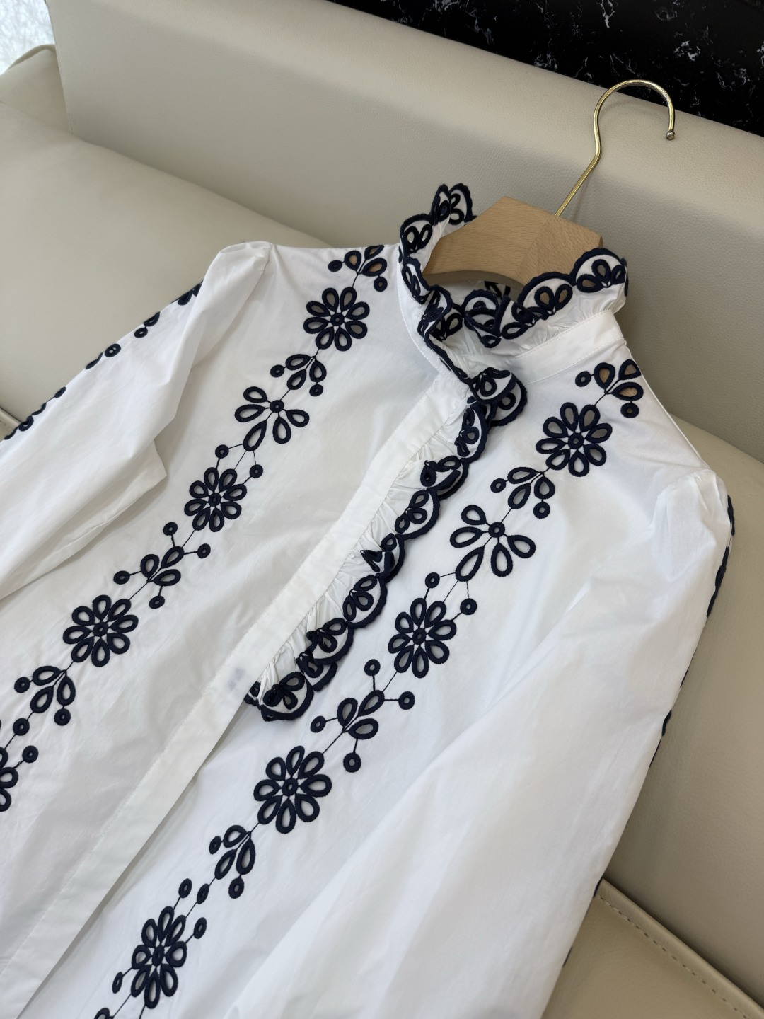 ES010#新款上衣💕ES 镂空绣花立体长袖衬衫 三色 SML