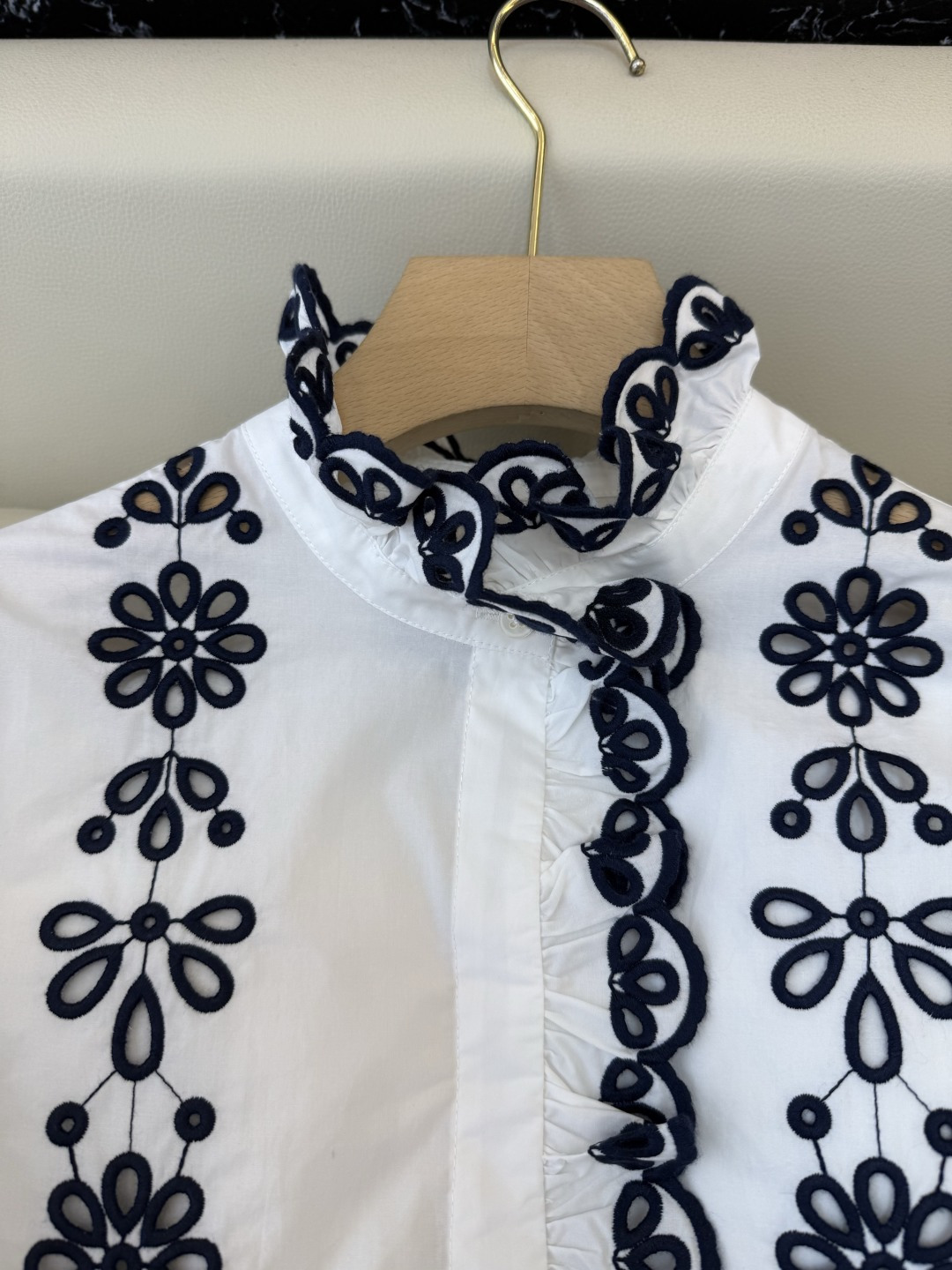 ES010#新款上衣💕ES 镂空绣花立体长袖衬衫 三色 SML