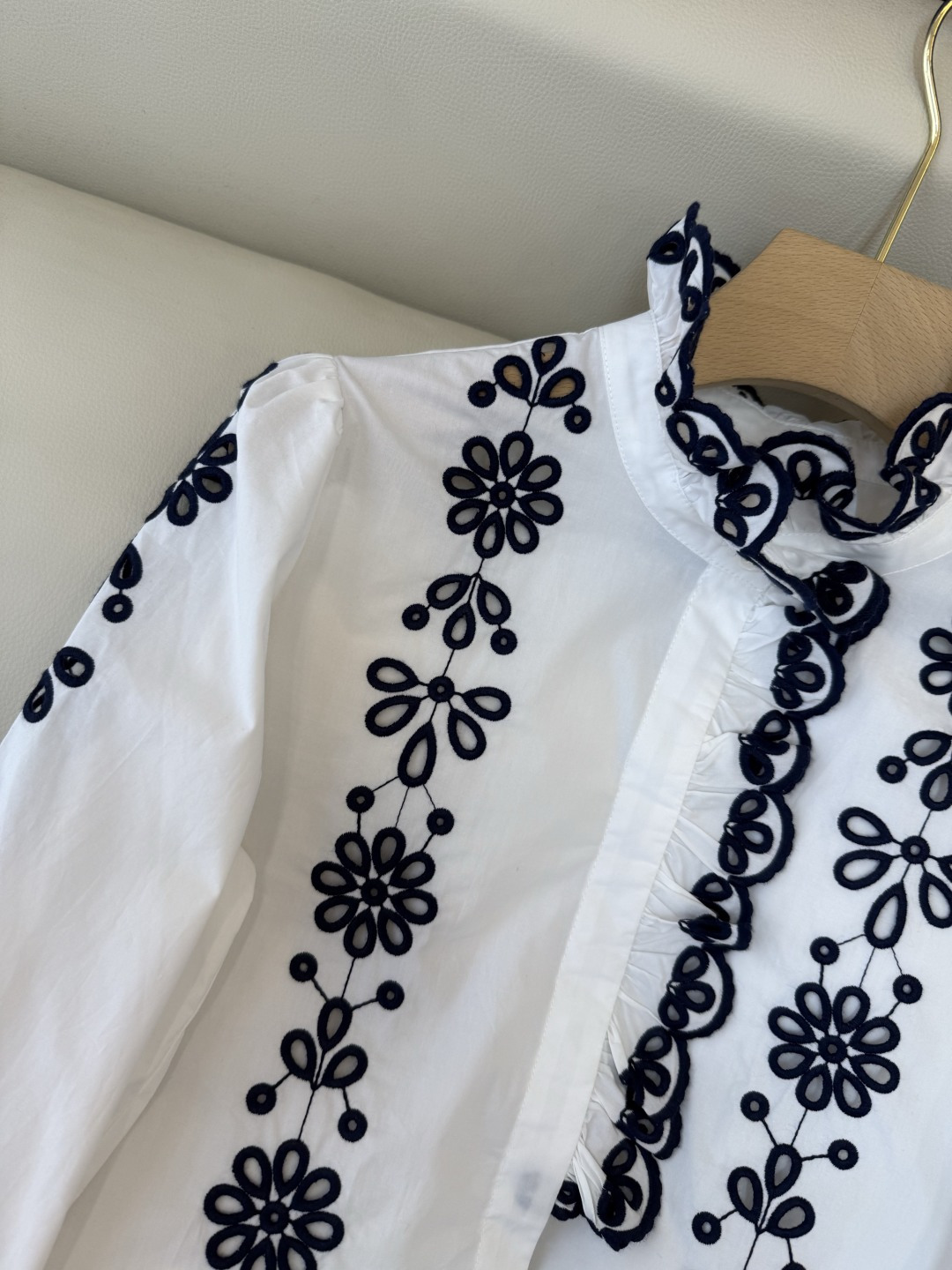 ES010#新款上衣💕ES 镂空绣花立体长袖衬衫 三色 SML