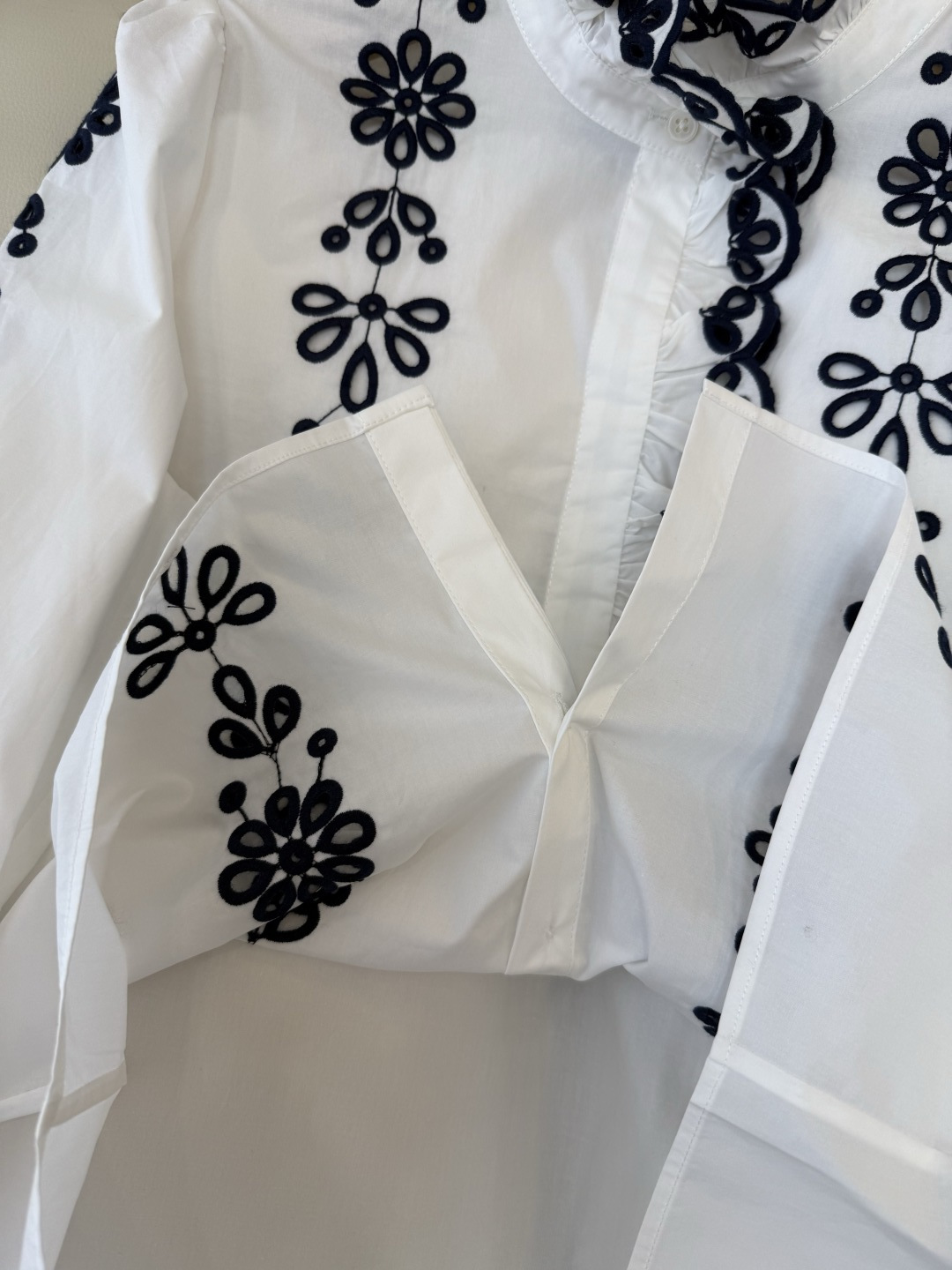 ES010#新款上衣💕ES 镂空绣花立体长袖衬衫 三色 SML