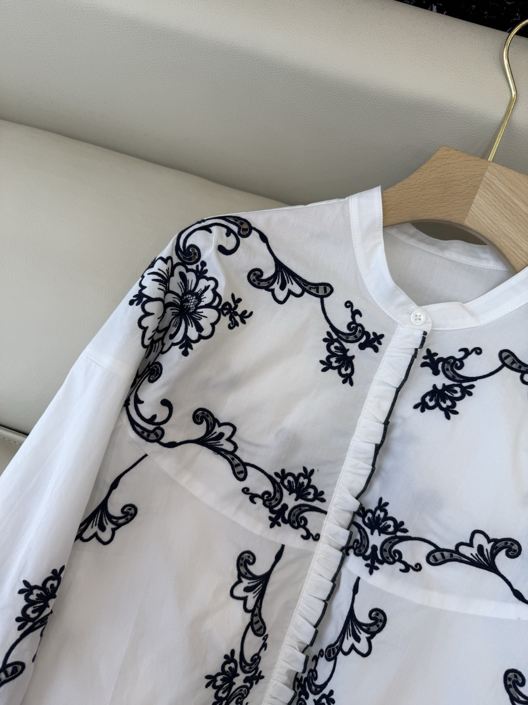 ES011#新款上衣💕ES 复古宫廷风绣花立体长袖衬衫 三色 SML