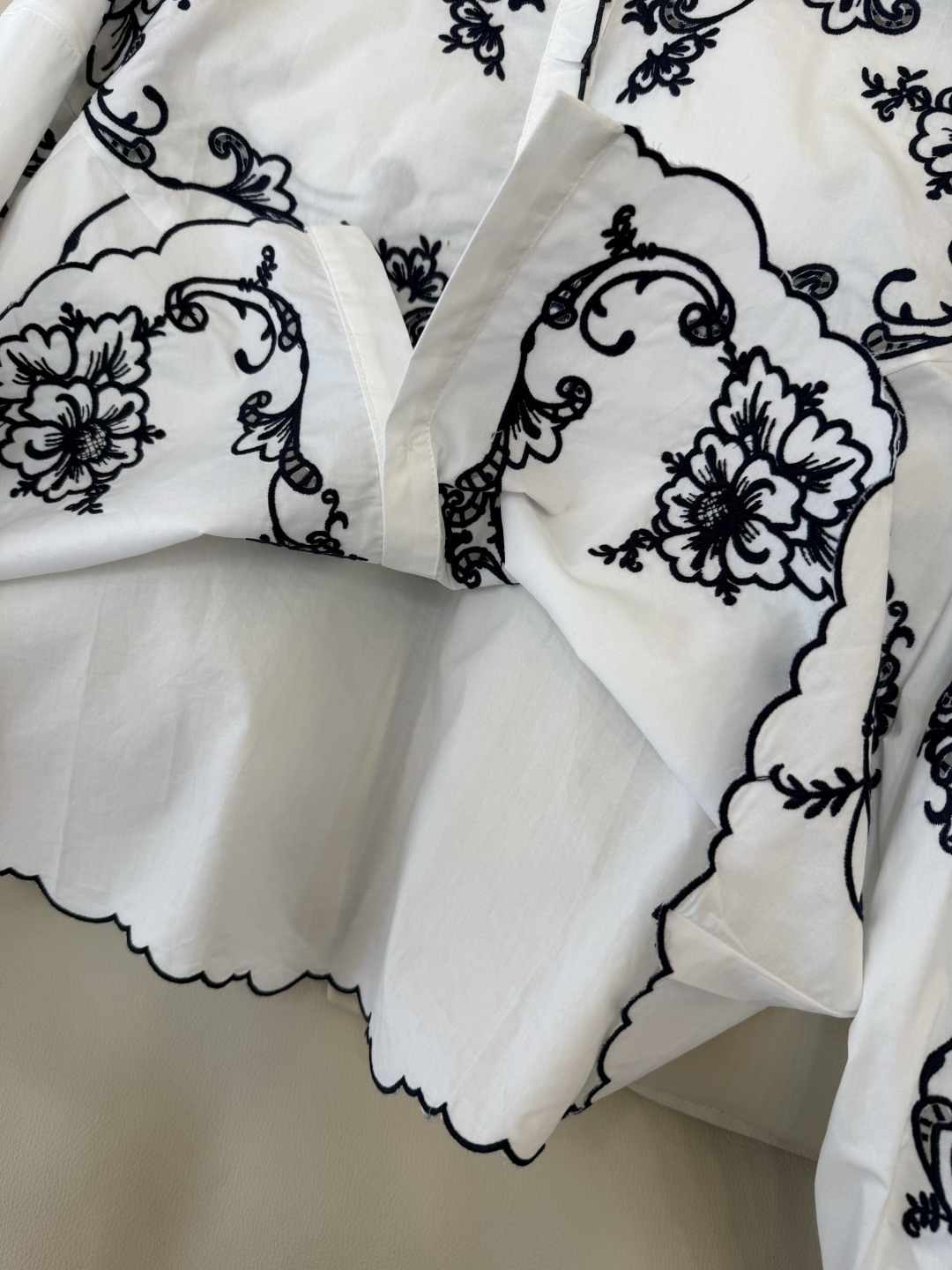 ES011#新款上衣💕ES 复古宫廷风绣花立体长袖衬衫 三色 SML