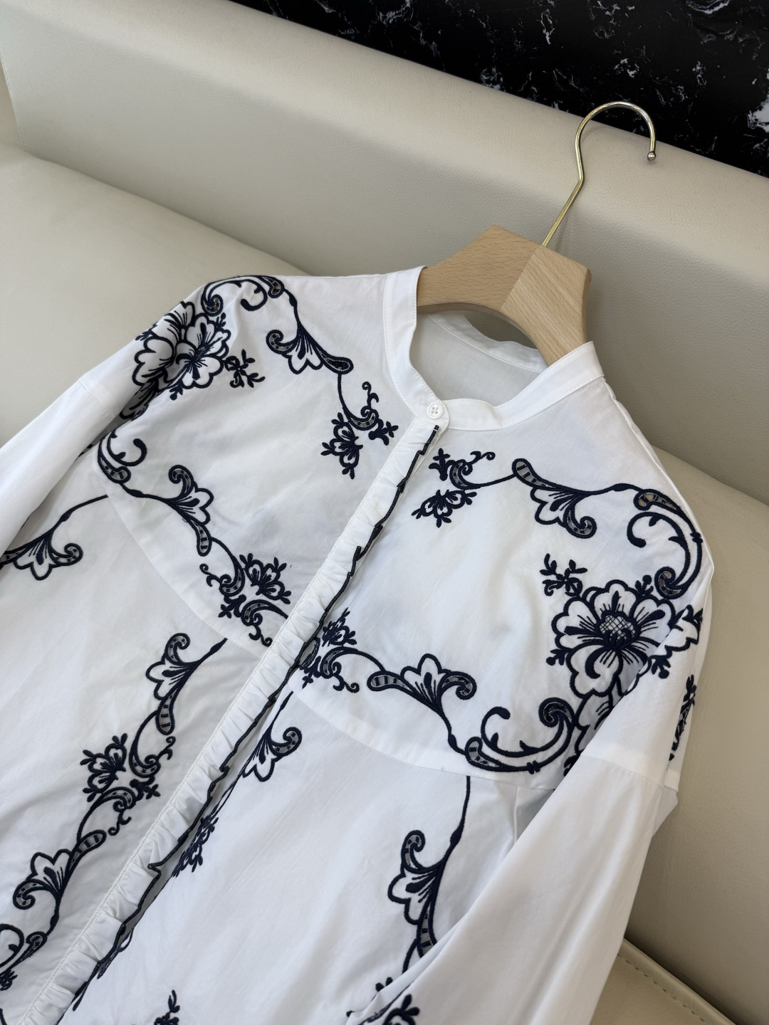 ES011#新款上衣💕ES 复古宫廷风绣花立体长袖衬衫 三色 SML