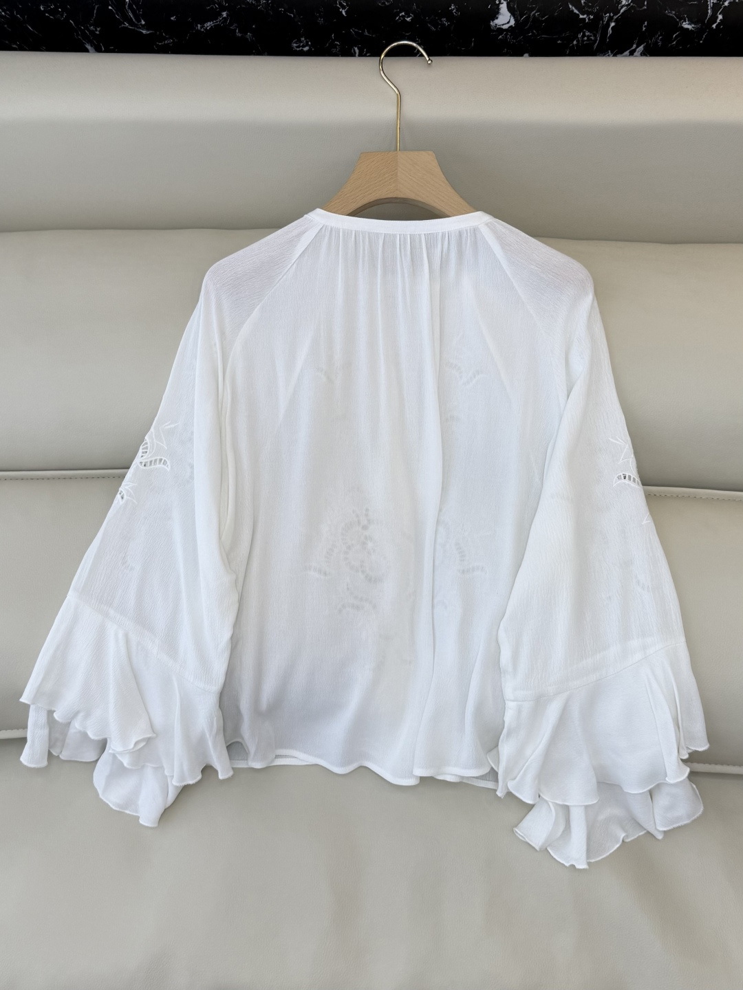 ES007#新款上衣💕ES 度假风 绣花立体 公主风上衣 白色 黑色 SML