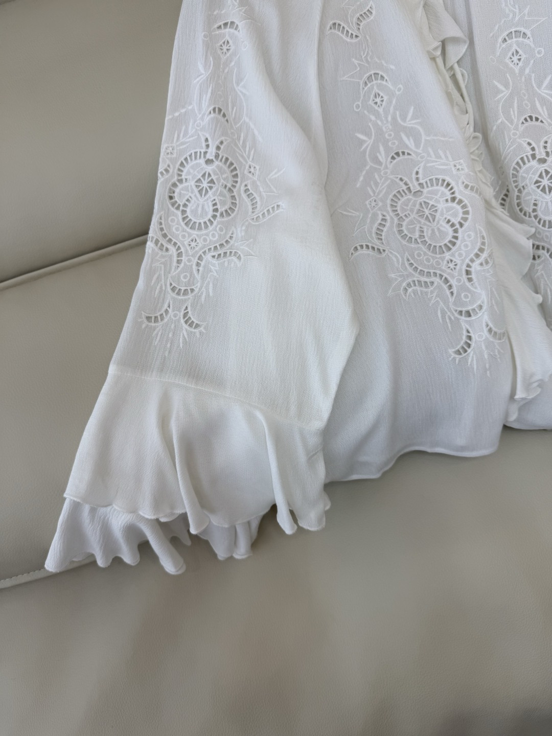 ES007#新款上衣💕ES 度假风 绣花立体 公主风上衣 白色 黑色 SML