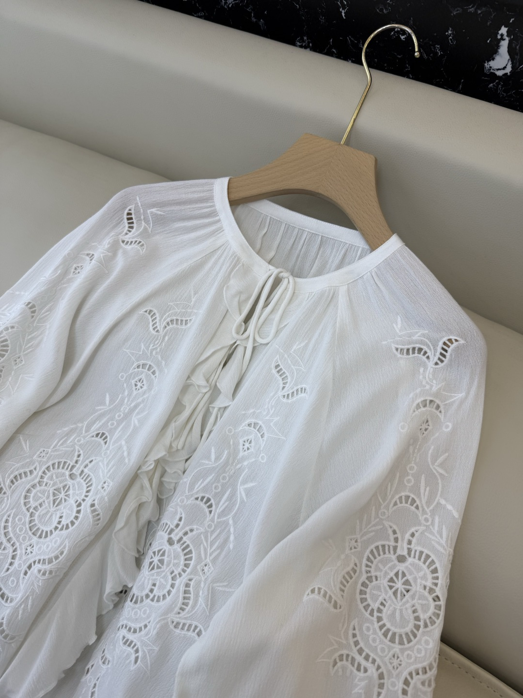 ES007#新款上衣💕ES 度假风 绣花立体 公主风上衣 白色 黑色 SML