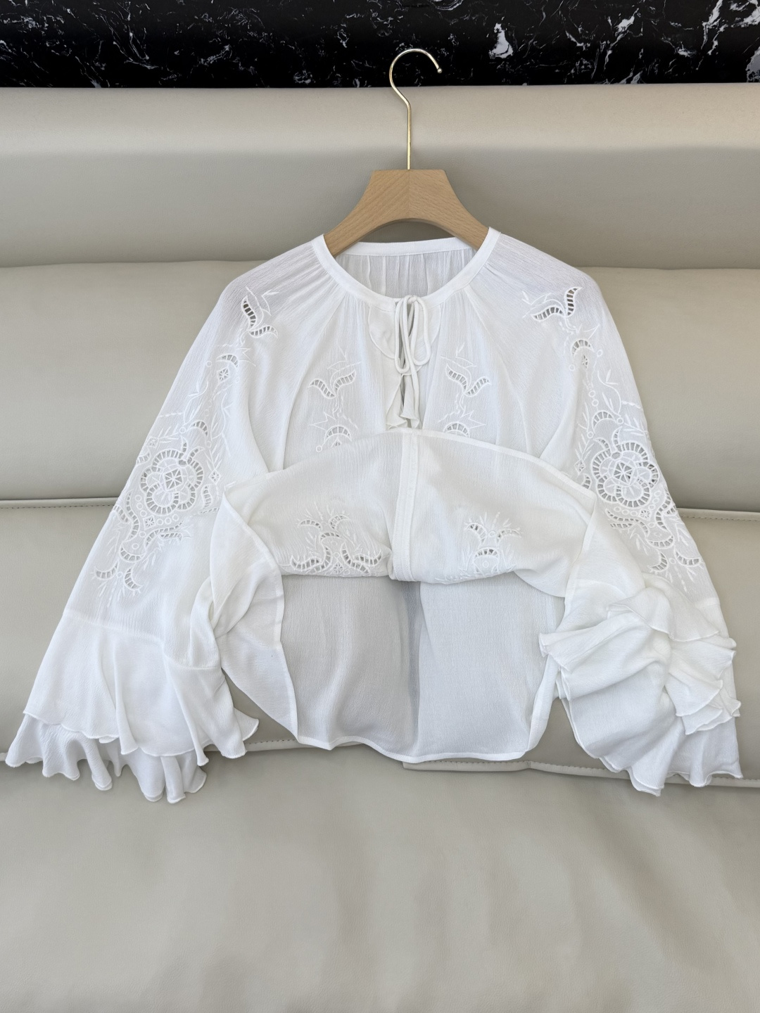 ES007#新款上衣💕ES 度假风 绣花立体 公主风上衣 白色 黑色 SML
