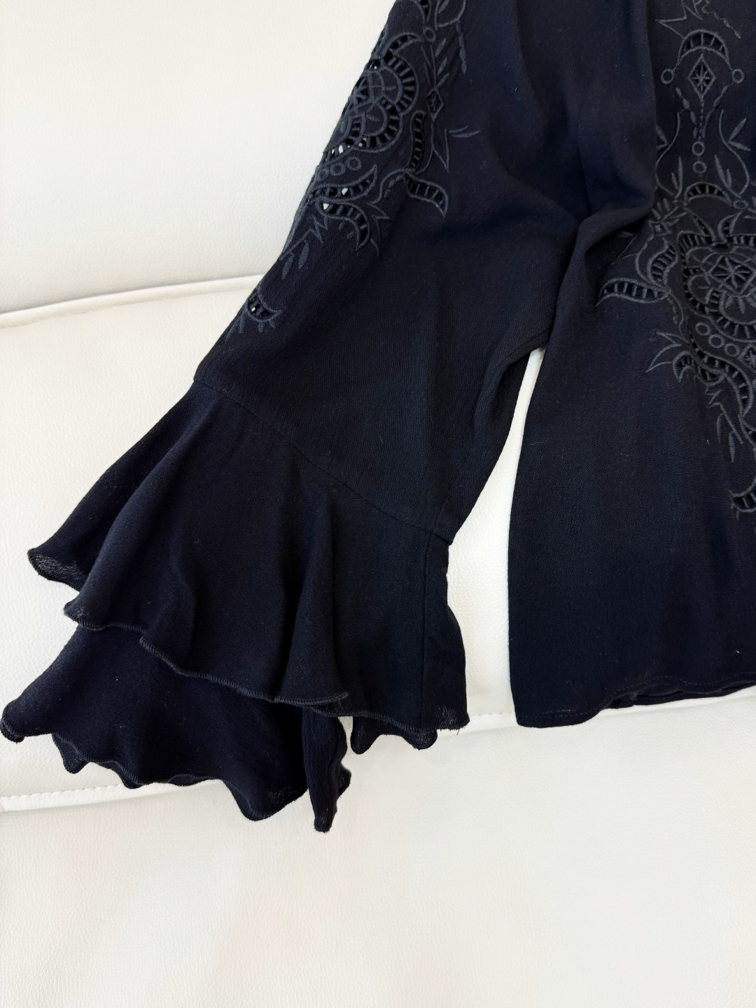 ES007#新款上衣💕ES 度假风 绣花立体 公主风上衣 白色 黑色 SML