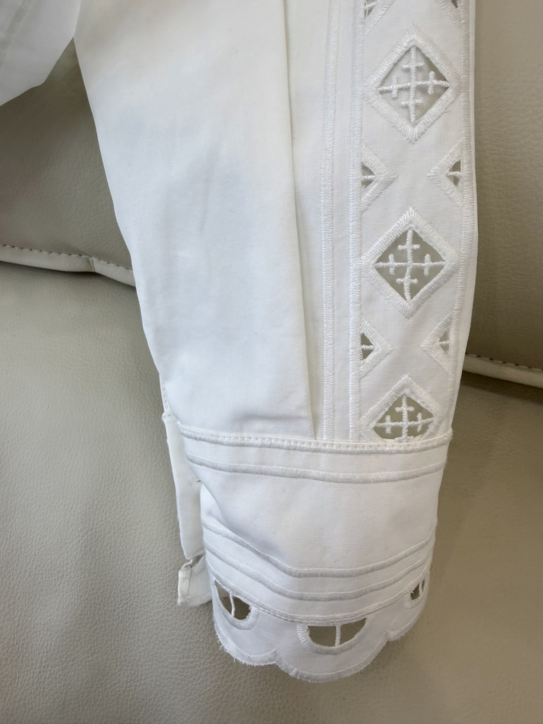 ES006#新款上衣💕ES 镂空绣花立体长袖衬衫 白色 绿色 SML