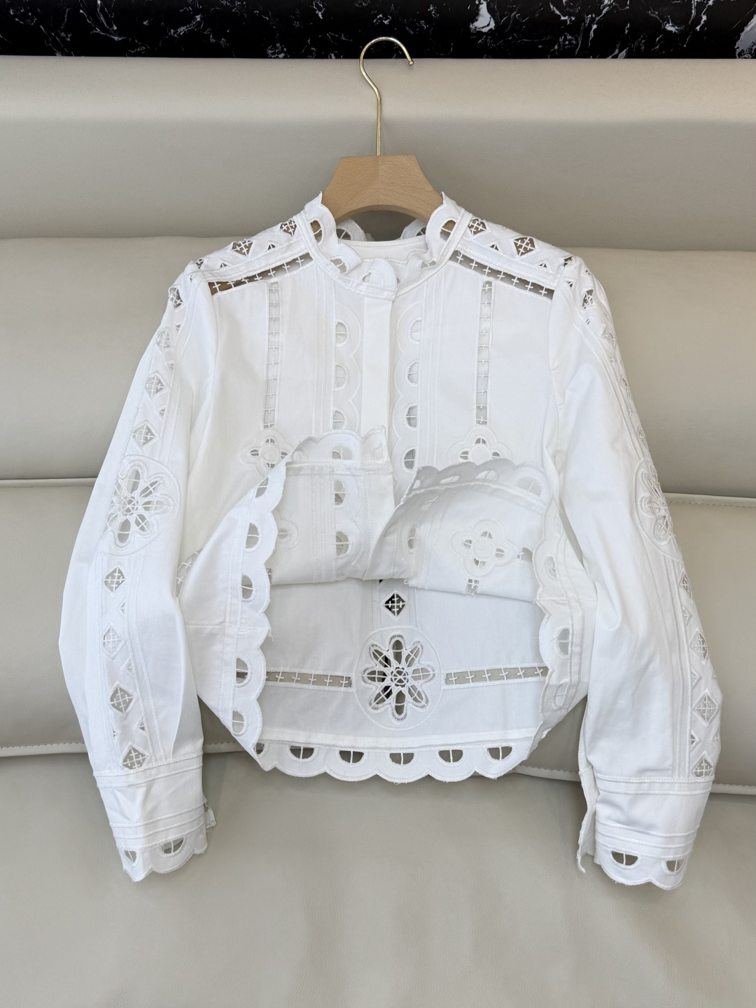 ES006#新款上衣💕ES 镂空绣花立体长袖衬衫 白色 绿色 SML