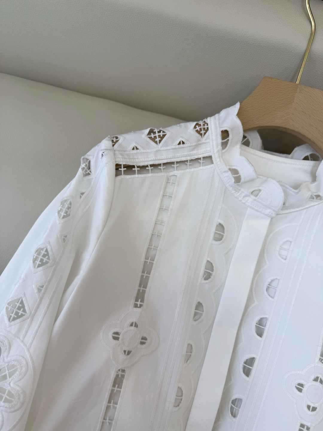 ES006#新款上衣💕ES 镂空绣花立体长袖衬衫 白色 绿色 SML