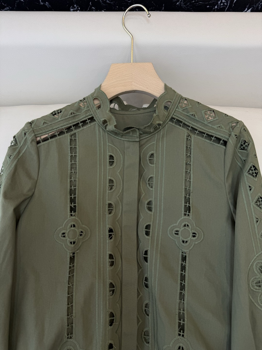 ES006#新款上衣💕ES 镂空绣花立体长袖衬衫 白色 绿色 SML