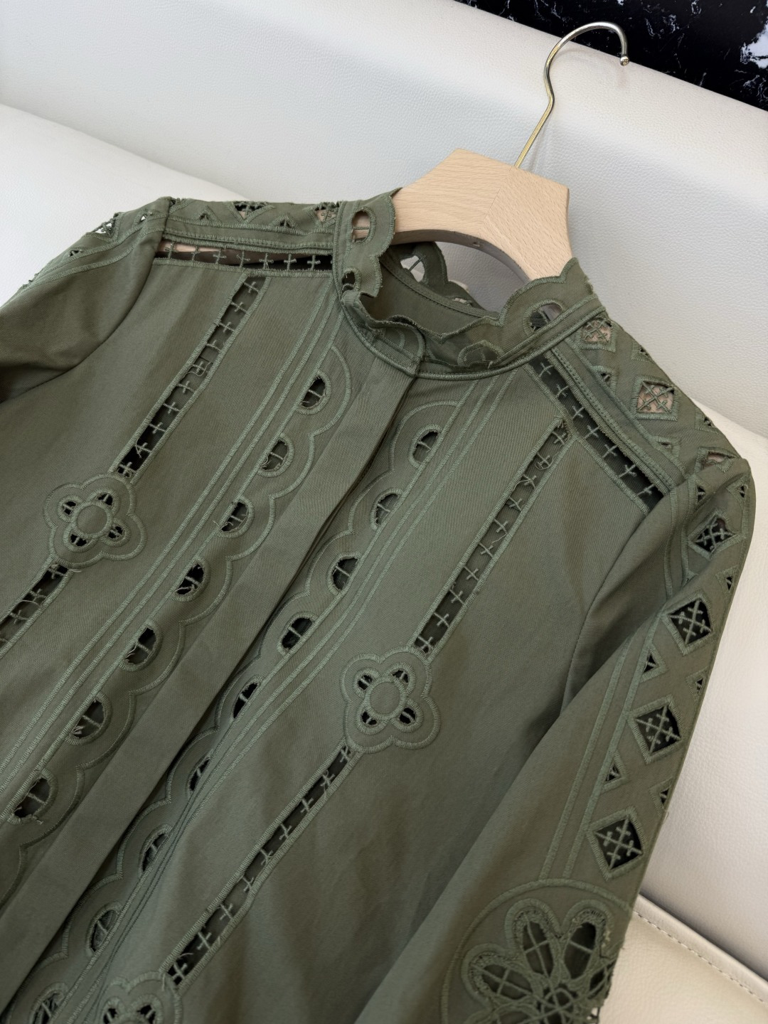 ES006#新款上衣💕ES 镂空绣花立体长袖衬衫 白色 绿色 SML